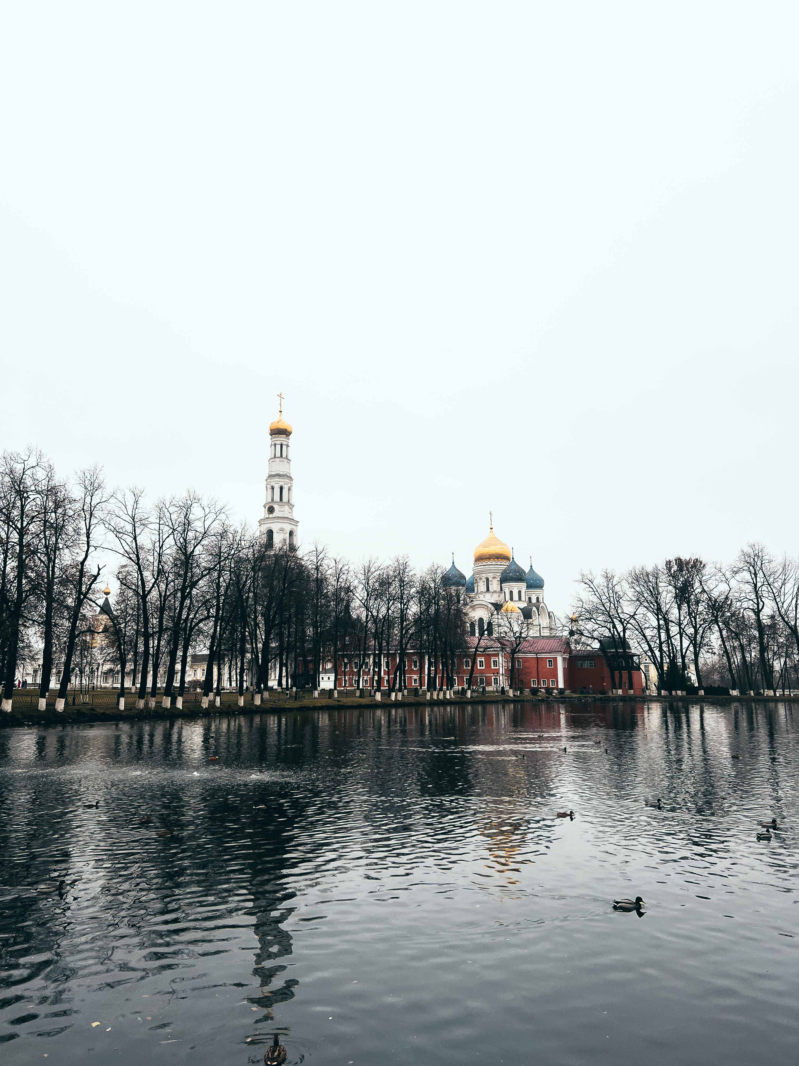 Пруд и силуэты построек Николо-Угрешского монастыря