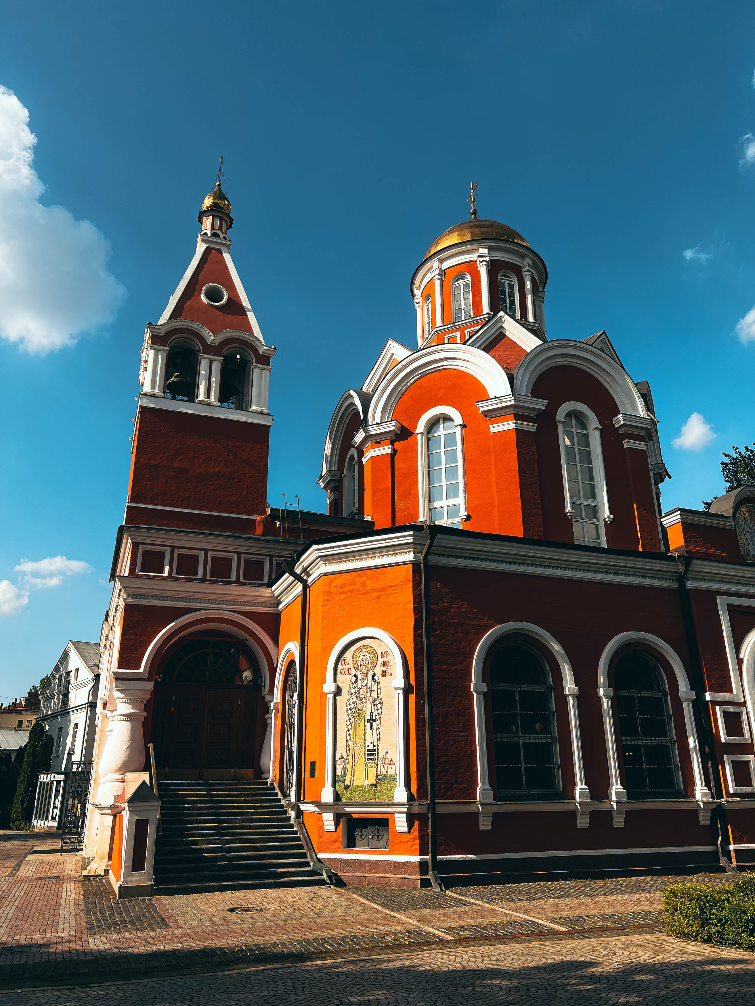 Основной объём храма Благовещения с белым декором