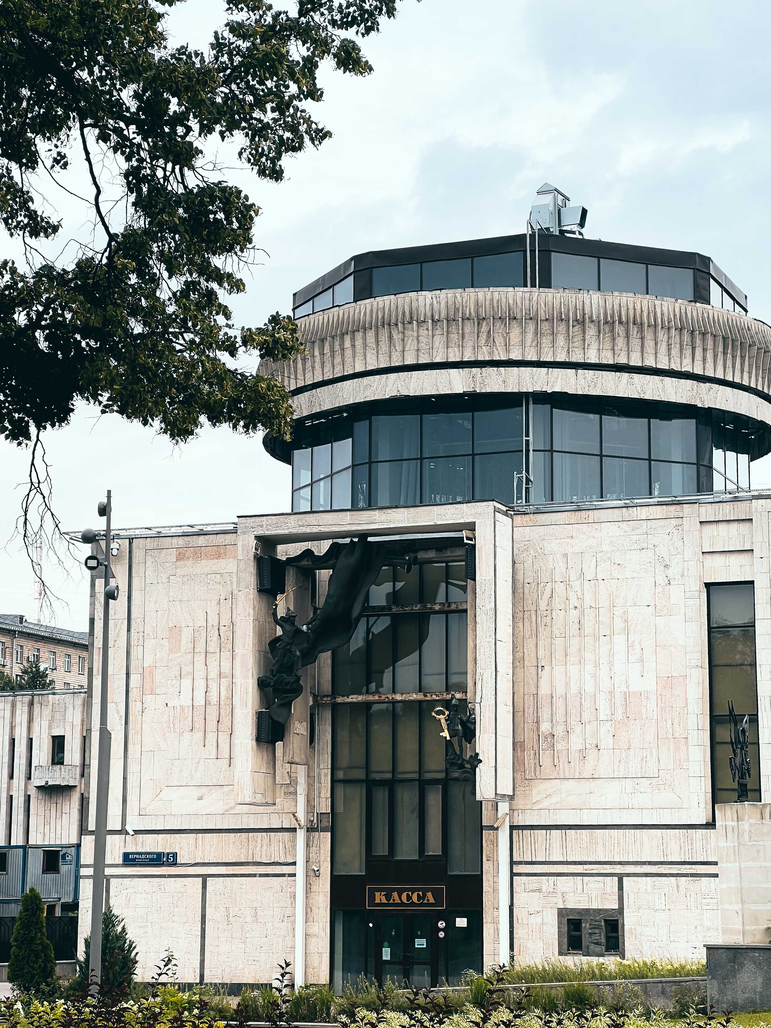 Округлый объём и остекление театрального здания
