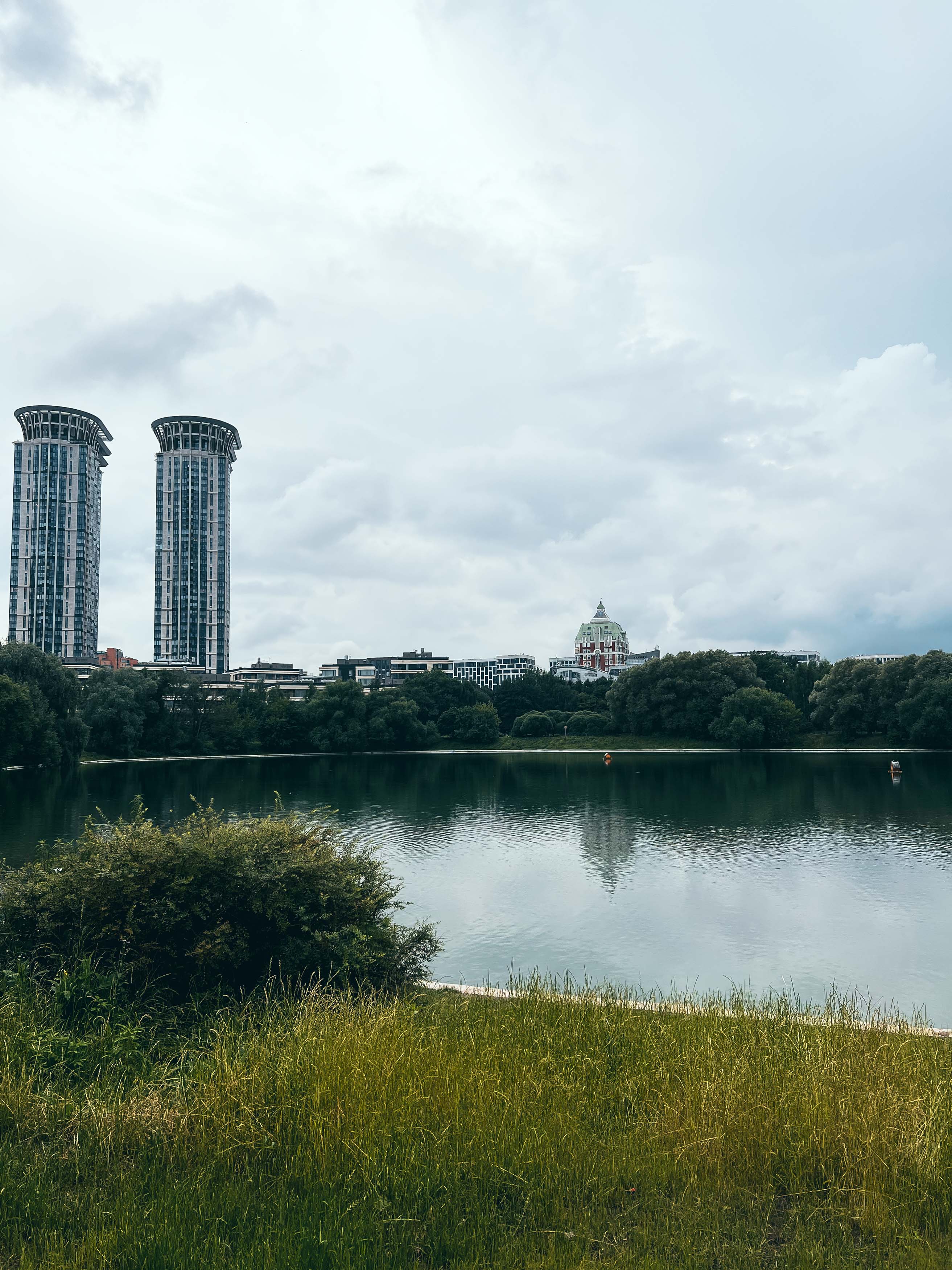 Берег Мосфильмовского пруда в районе Раменки