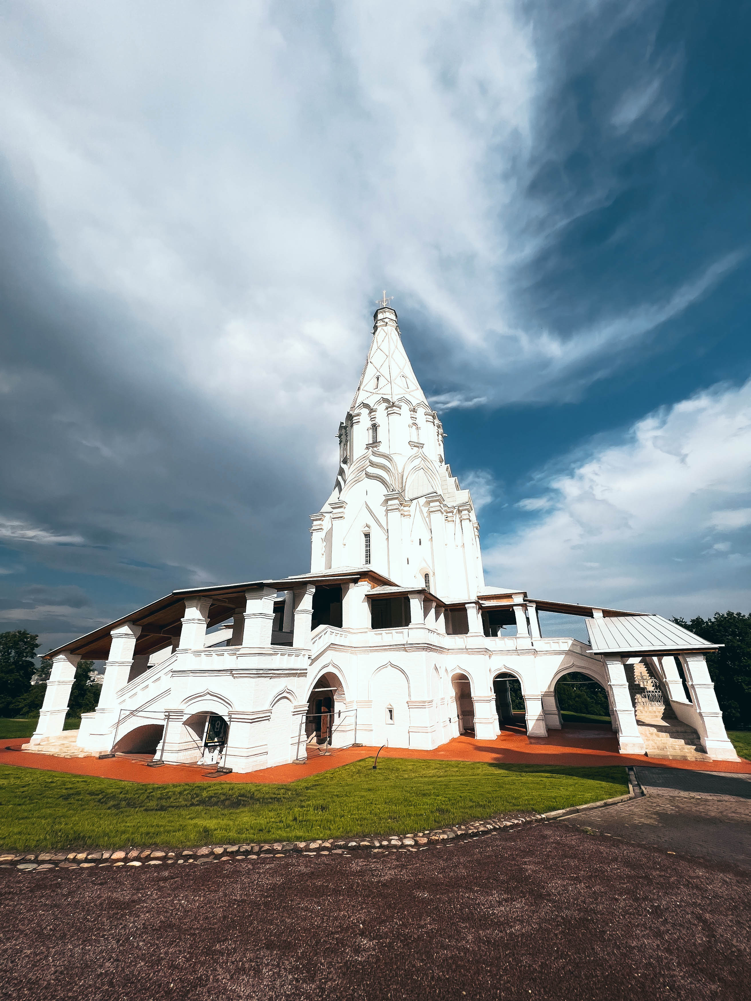 Лестницы и арки у основания храма