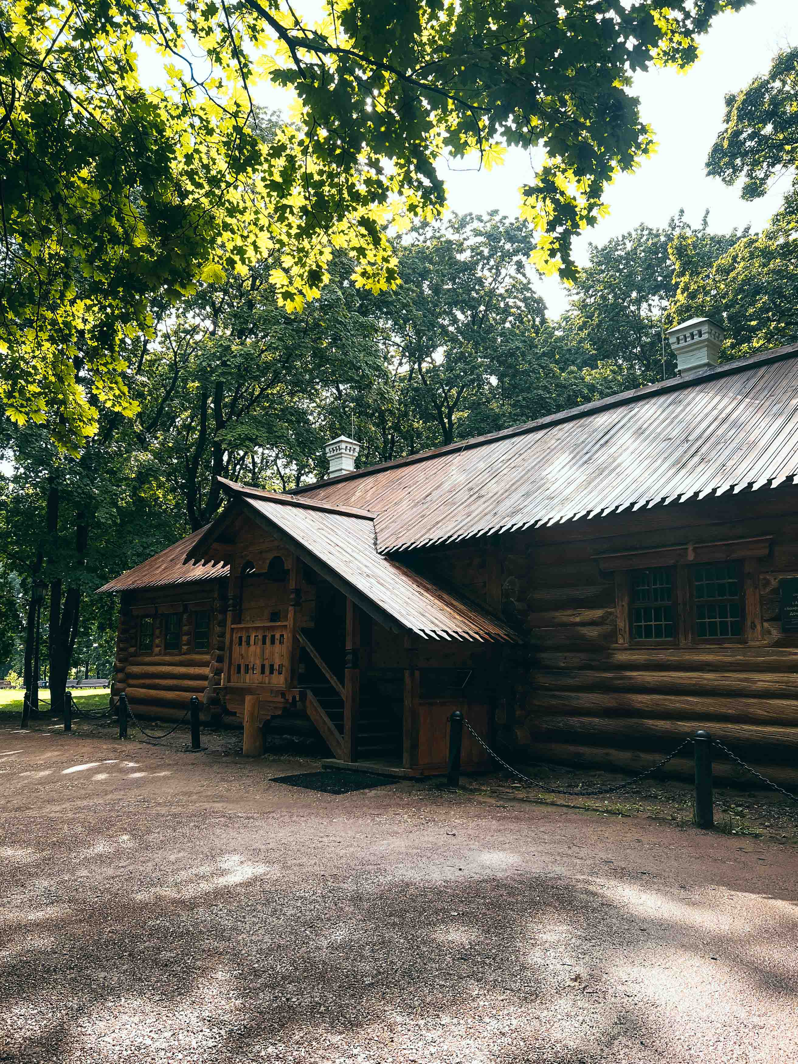 Домик Петра I, перевезённый в Коломенское из Архангельска