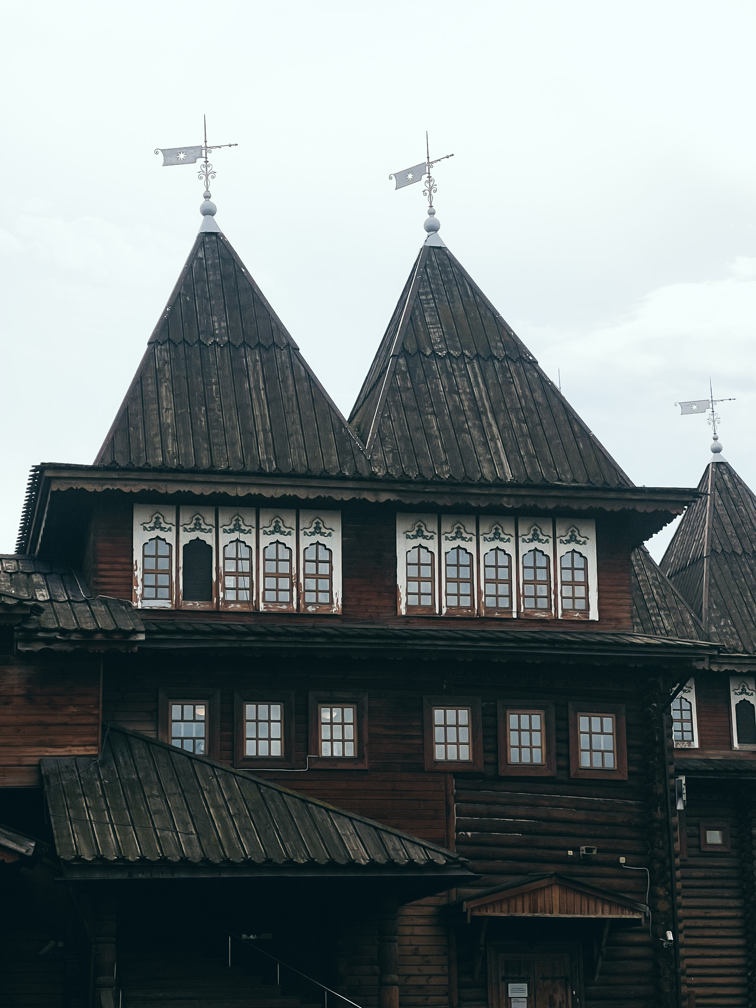 Окна, деревянные стены и высокие крыши дворца
