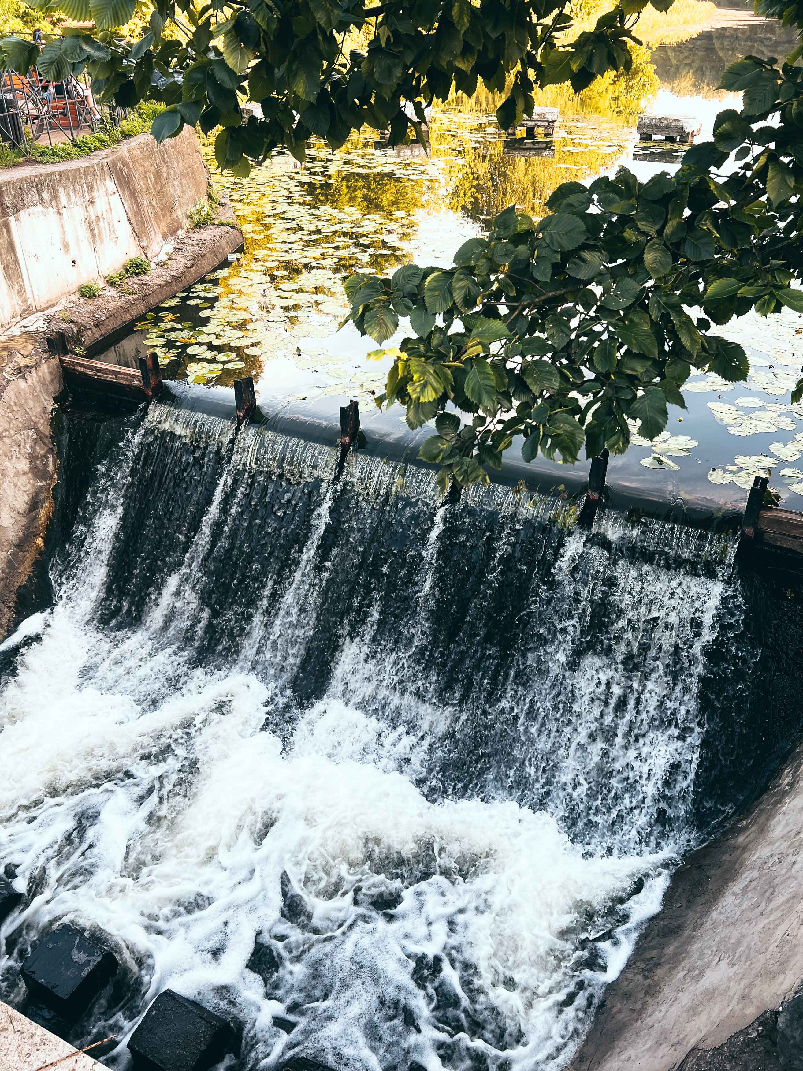 Перепад воды на Мельничной плотине