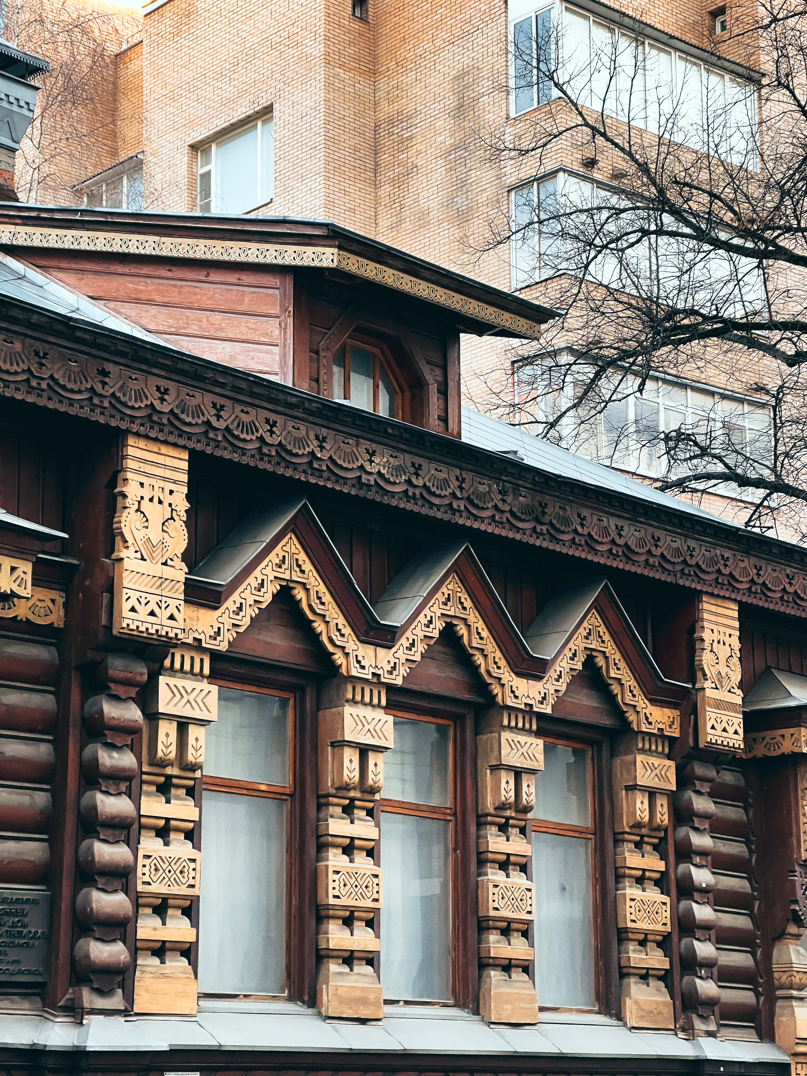Резные наличники деревянного дома Пороховщикова
