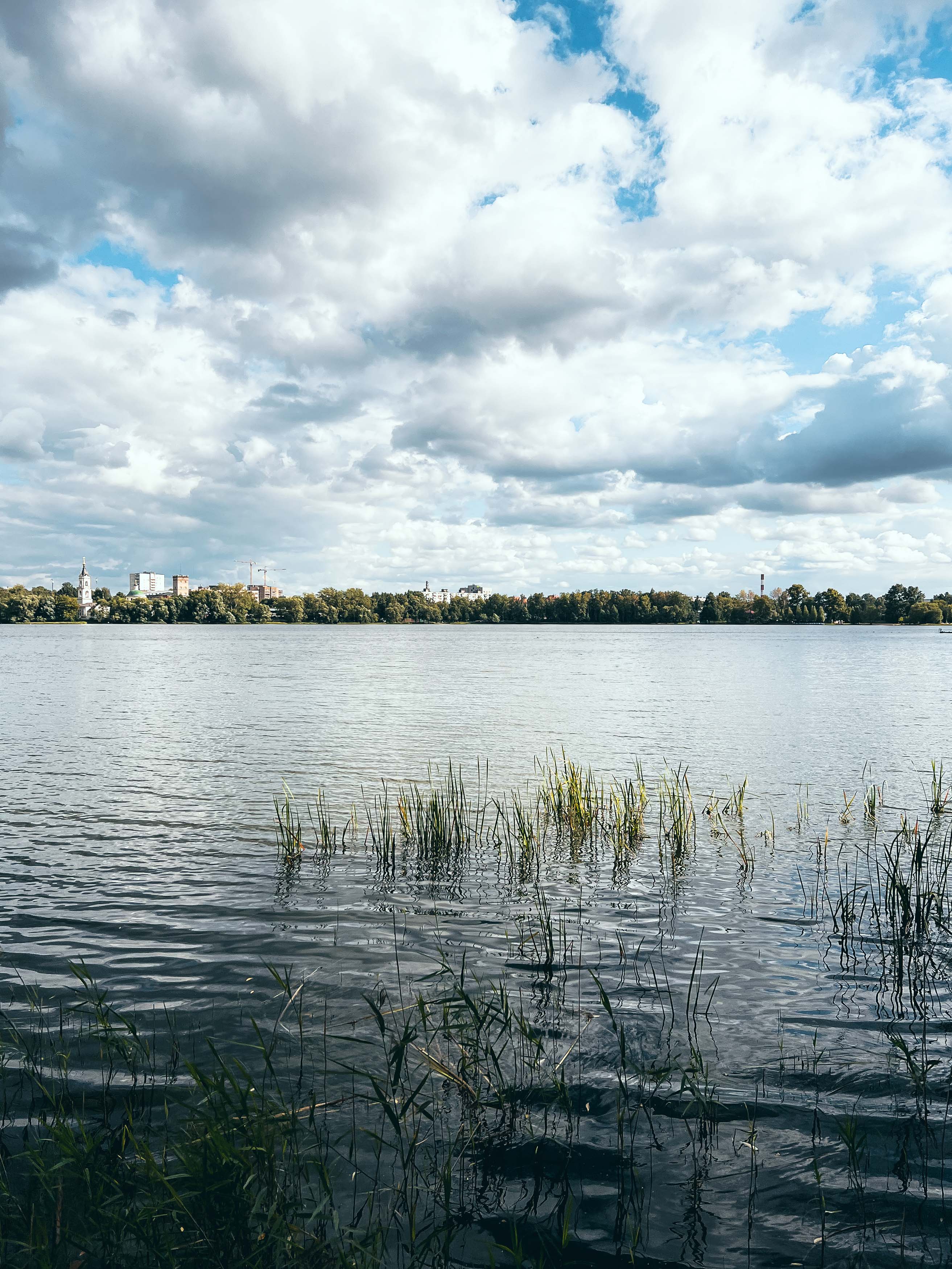 Открытая вода Белого озера в Косине