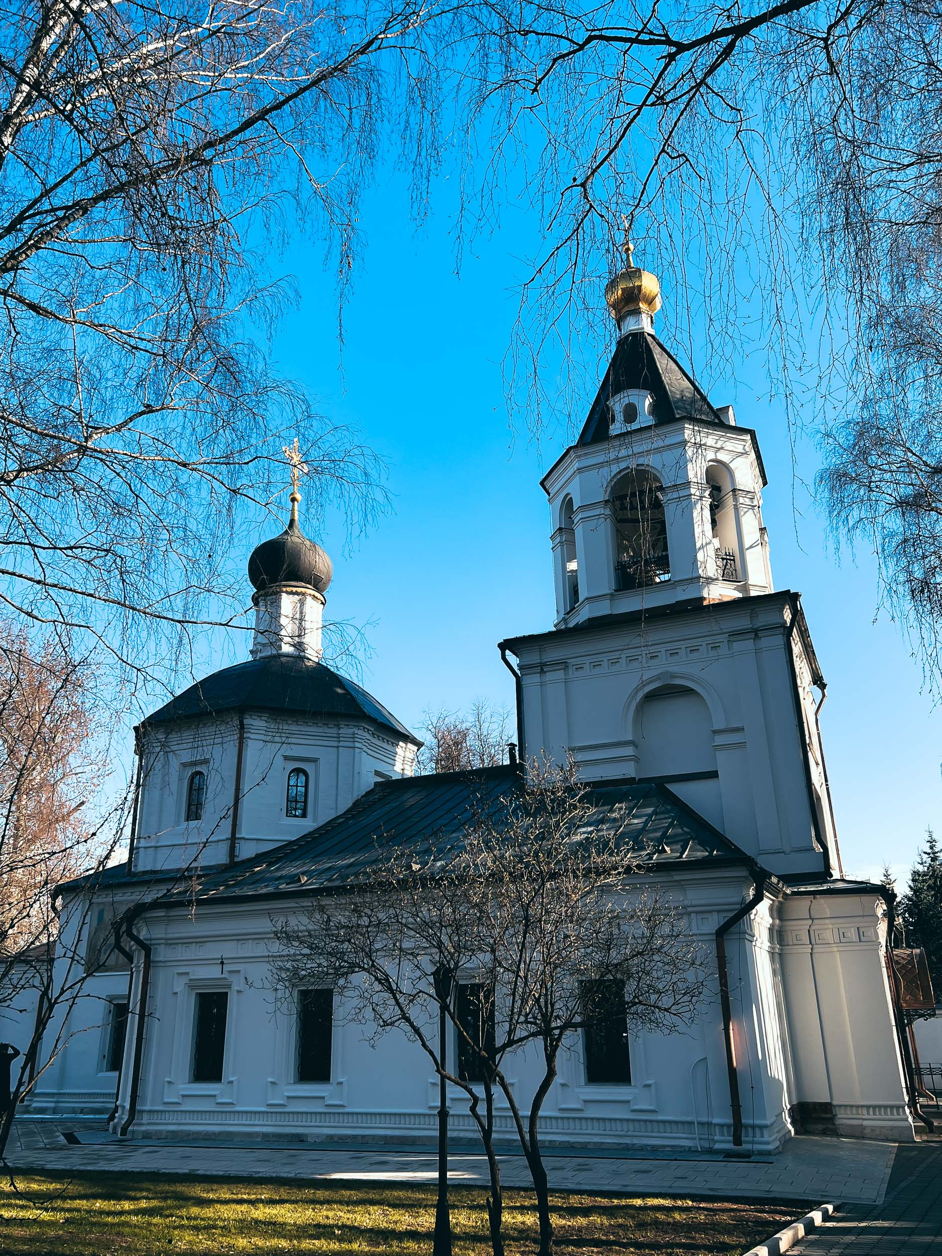 Храм Ризоположения в Леонове среди парковых деревьев