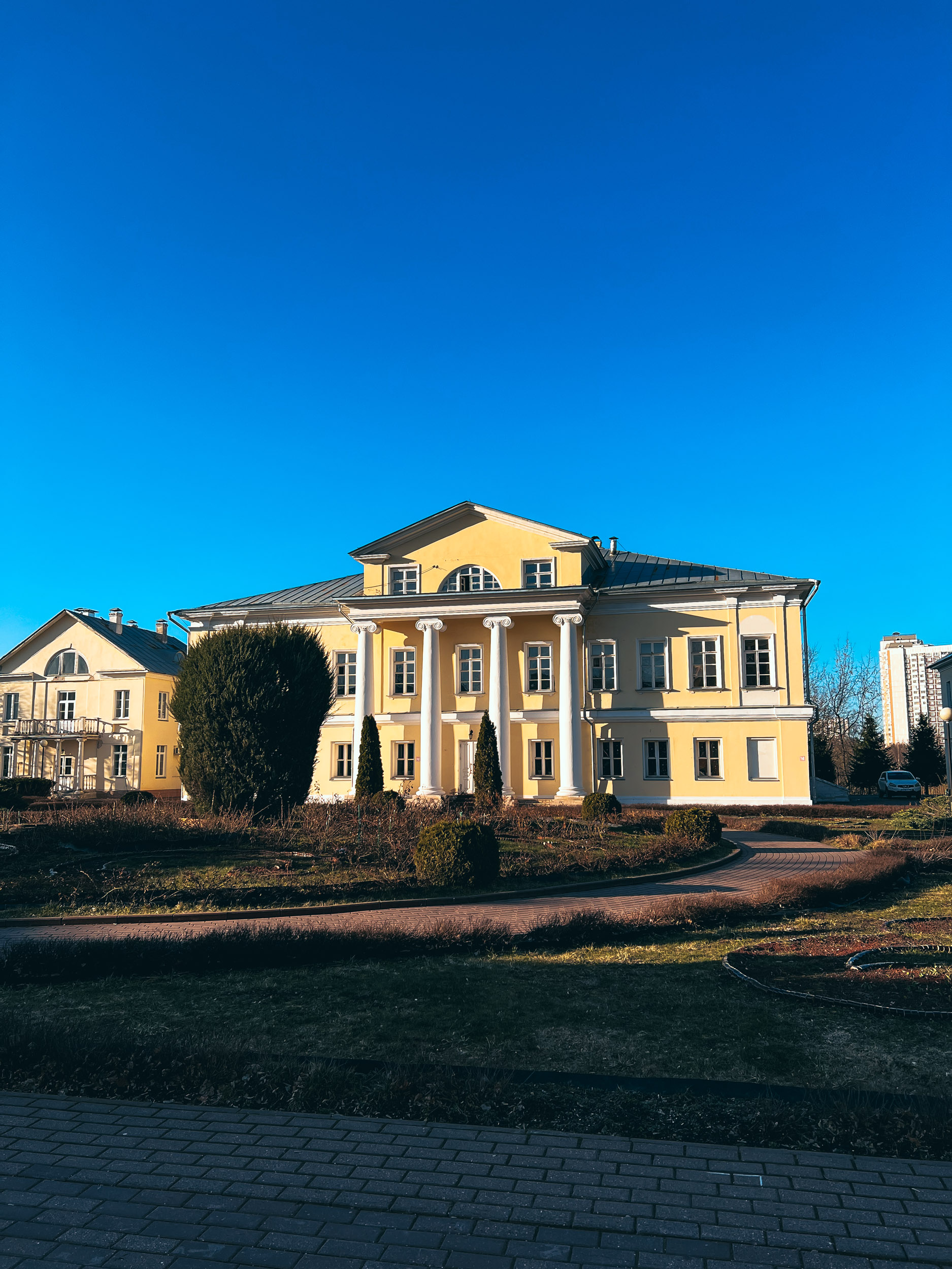 Усадебный ансамбль Свиблова в вечернем свете