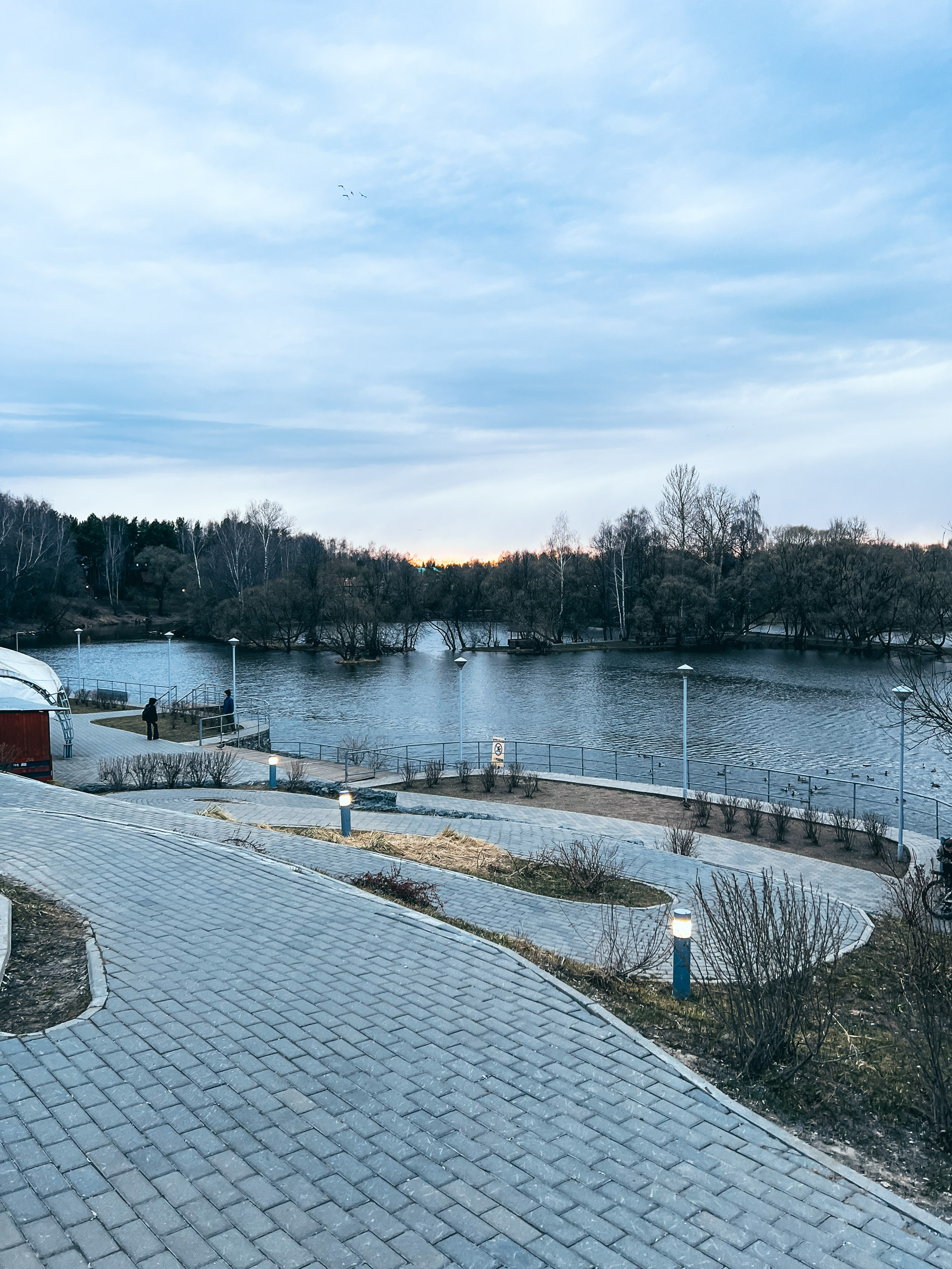 Вид на воду с обустроенного берегового участка