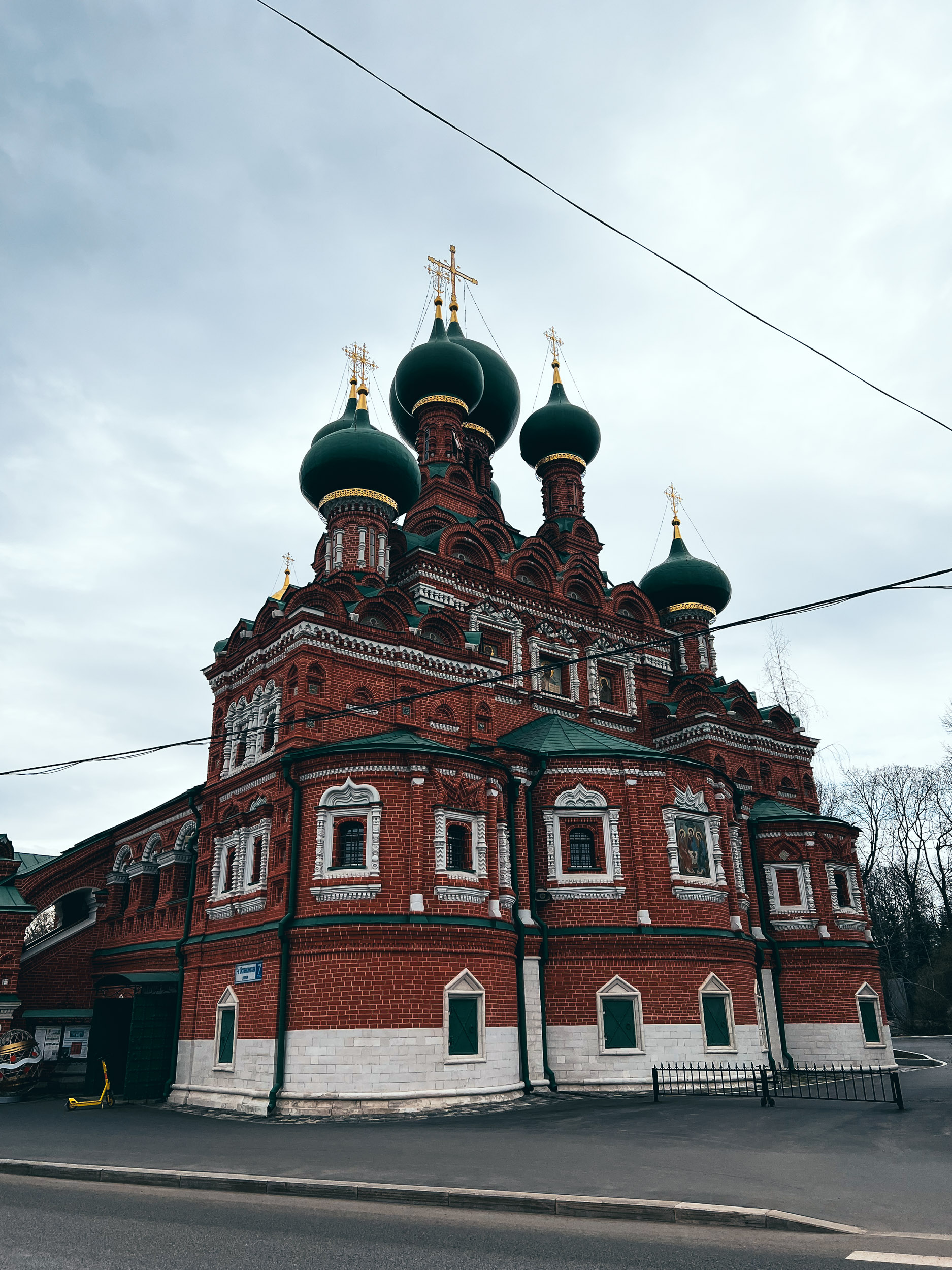 Храм Троицы Живоначальной в Останкино у исторической усадьбы