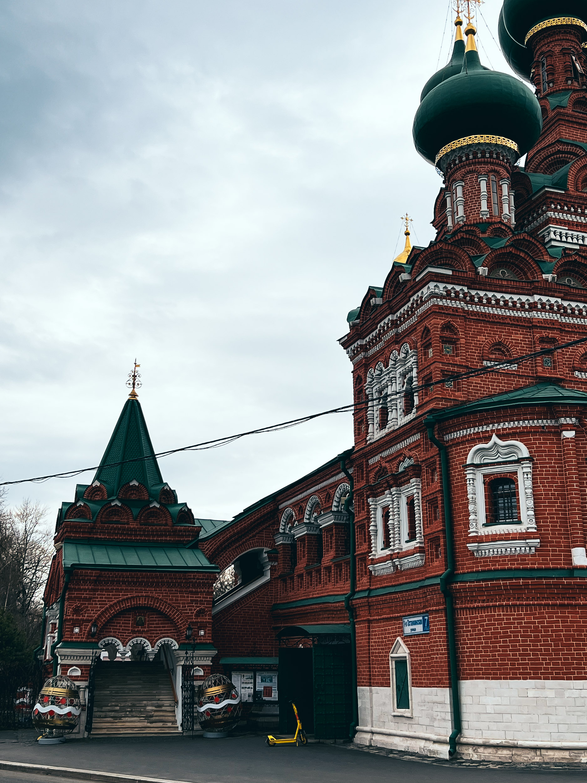 Храмовый фасад и колокольня со стороны доступного подхода