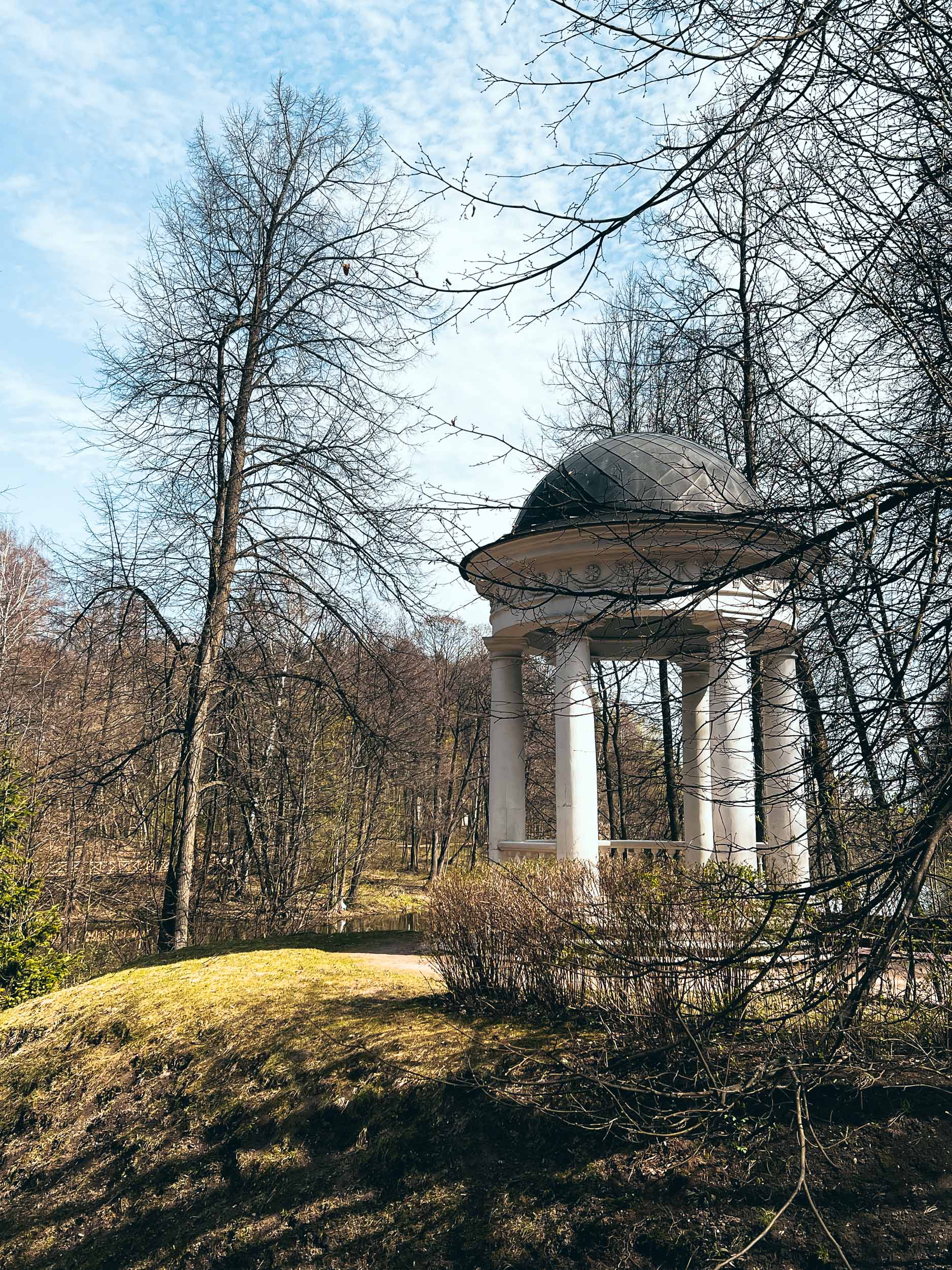 «Храм Аполлона» среди деревьев парка Остафьево