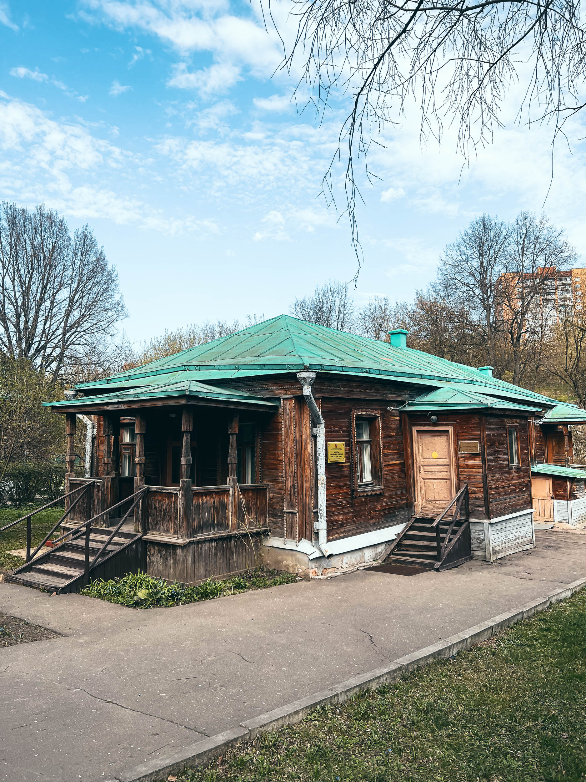 Деревянный дом с верандой в музейном комплексе