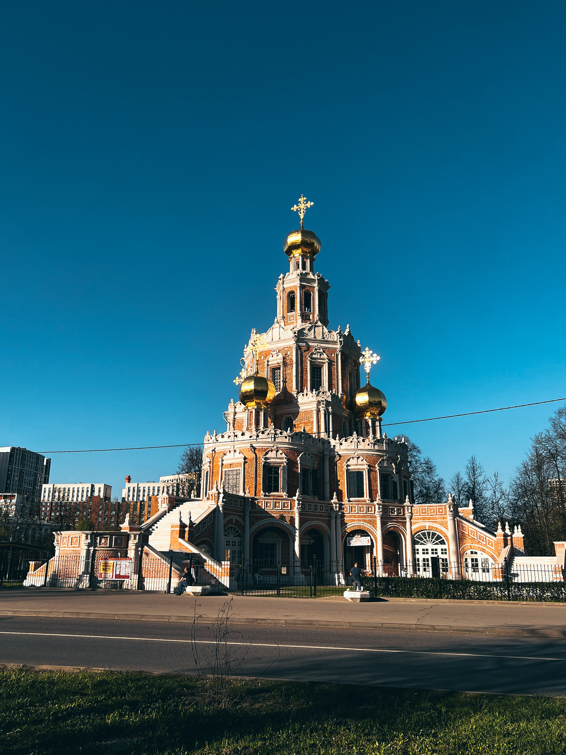 Общий вид храма Покрова в Филях с открытой точки