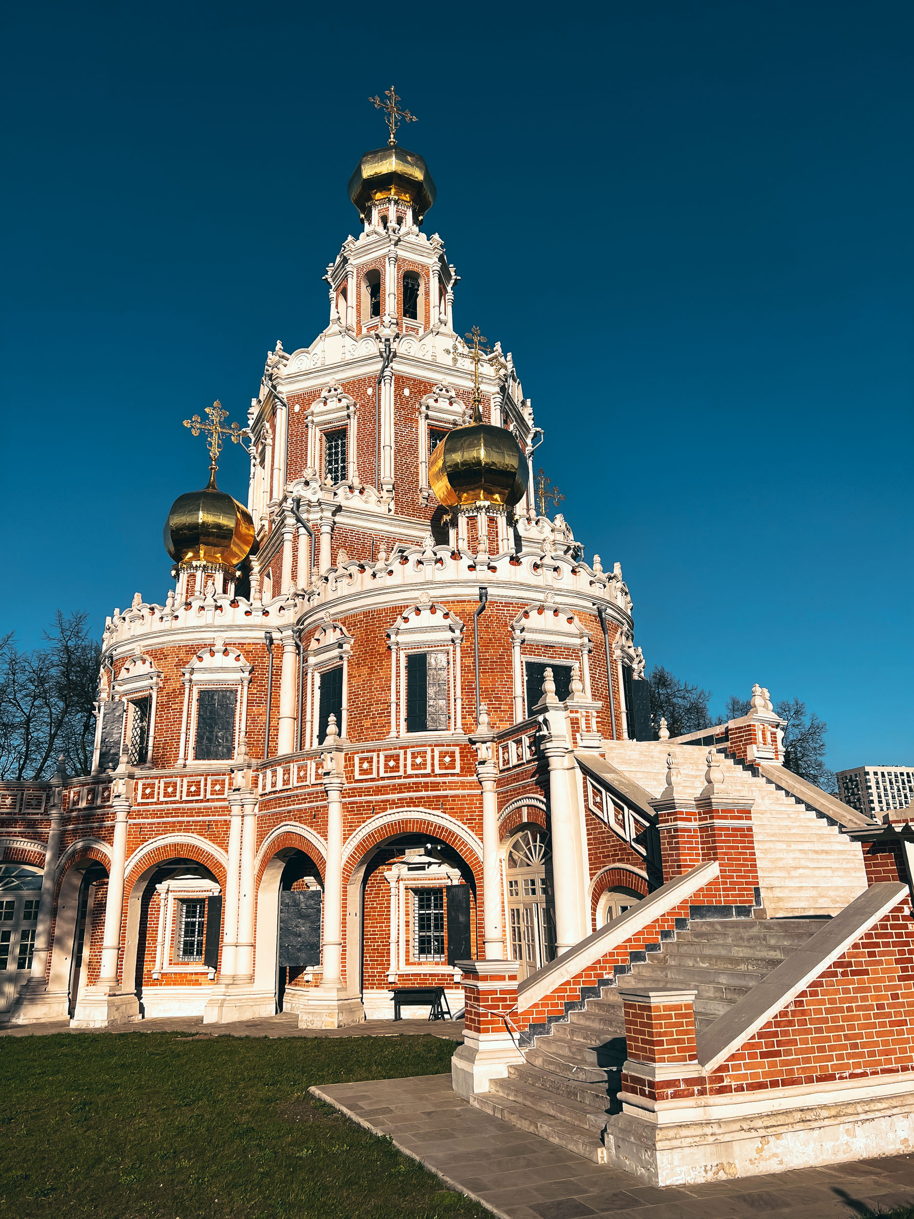 Лестница, аркада и белый декор нижней части храма