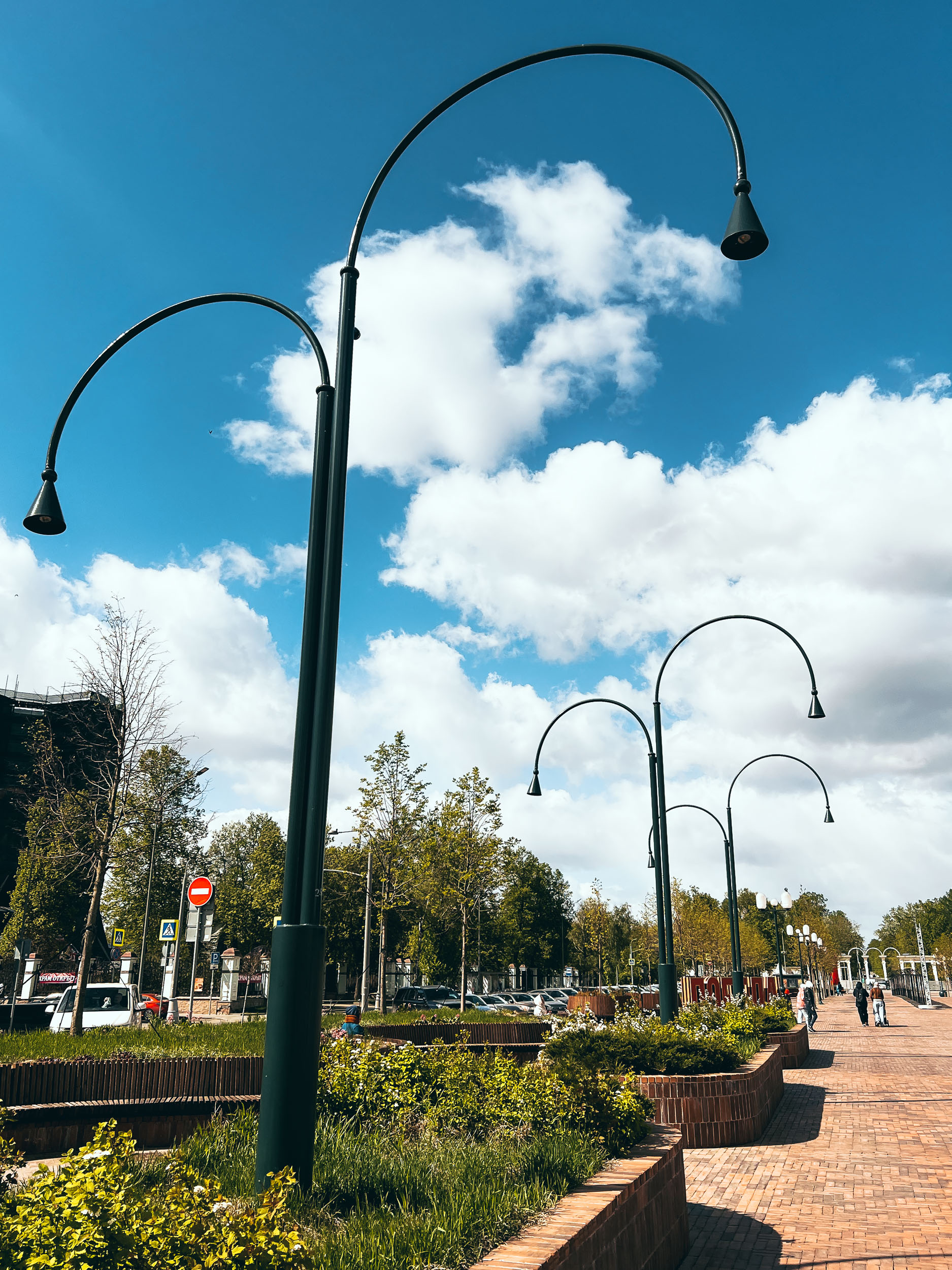 Дорожка, фонари и озеленение сквера Московского метро