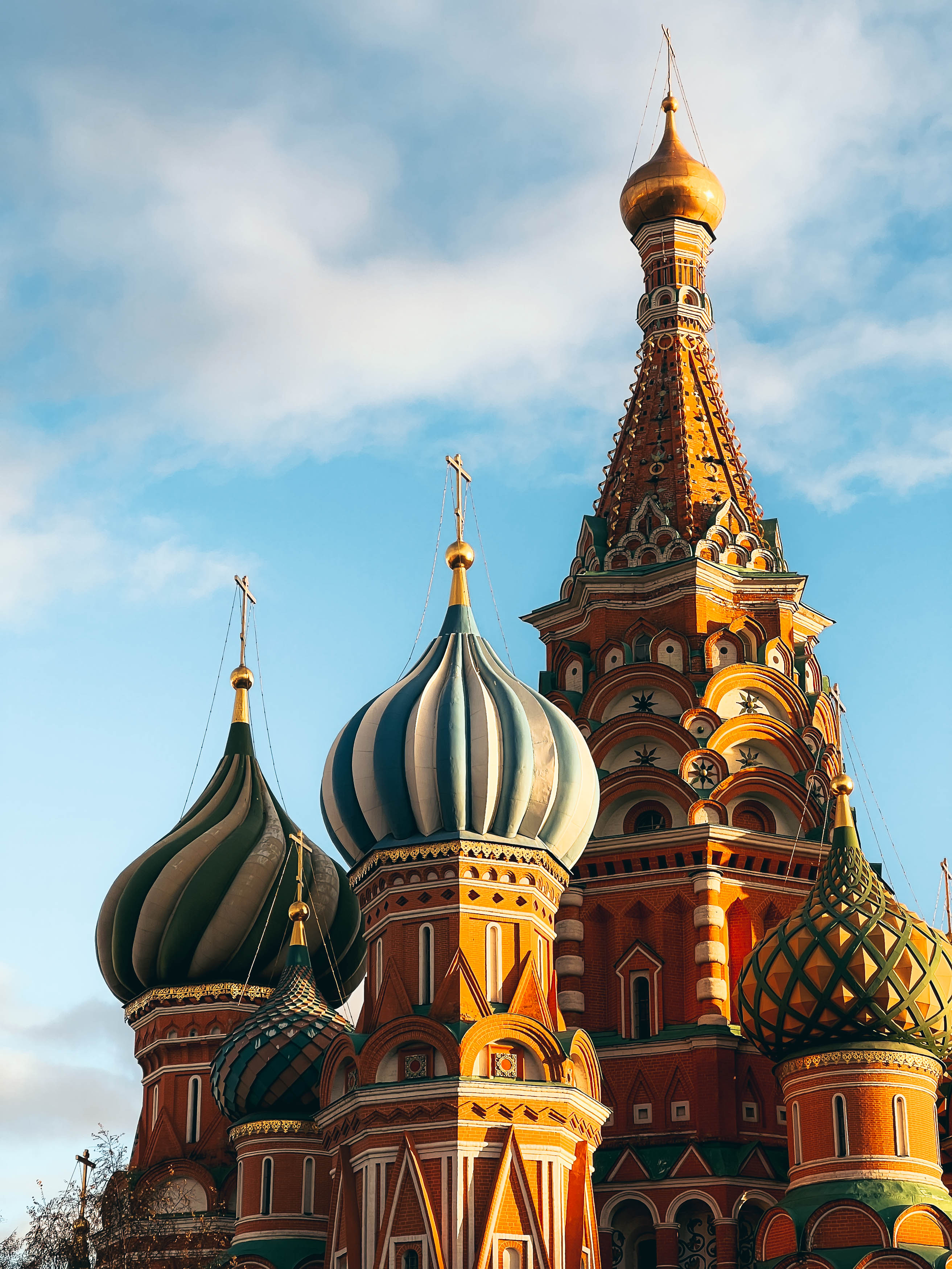 Центральная вертикаль и яркие главы собора в дневном свете