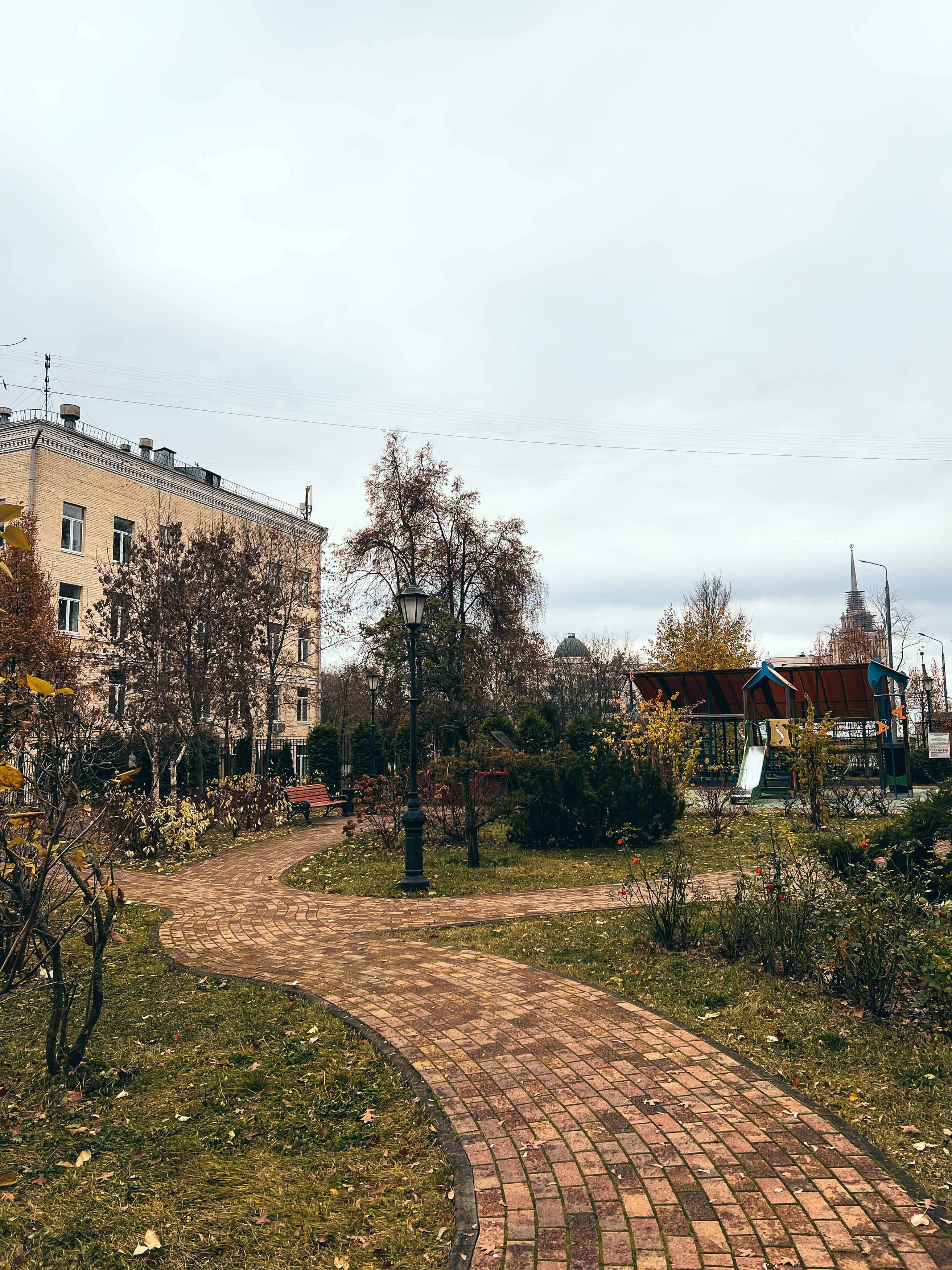 Изогнутая дорожка и зелёные посадки сквера