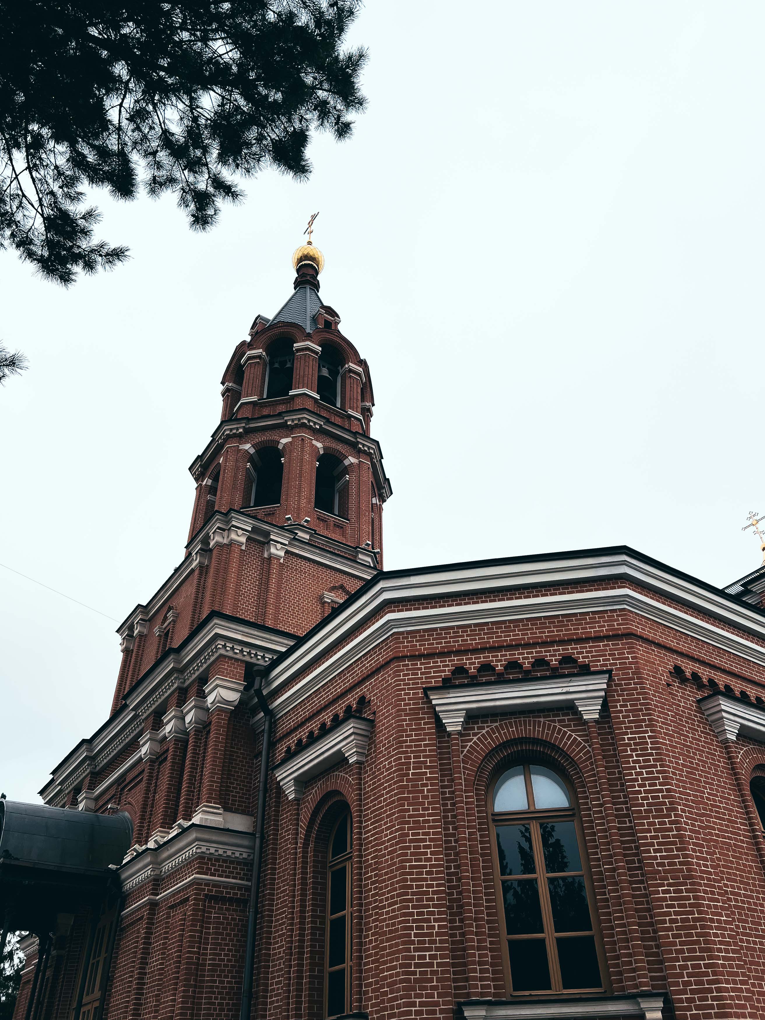 Красные стены и колокольня храма Николая на Трёх Горах