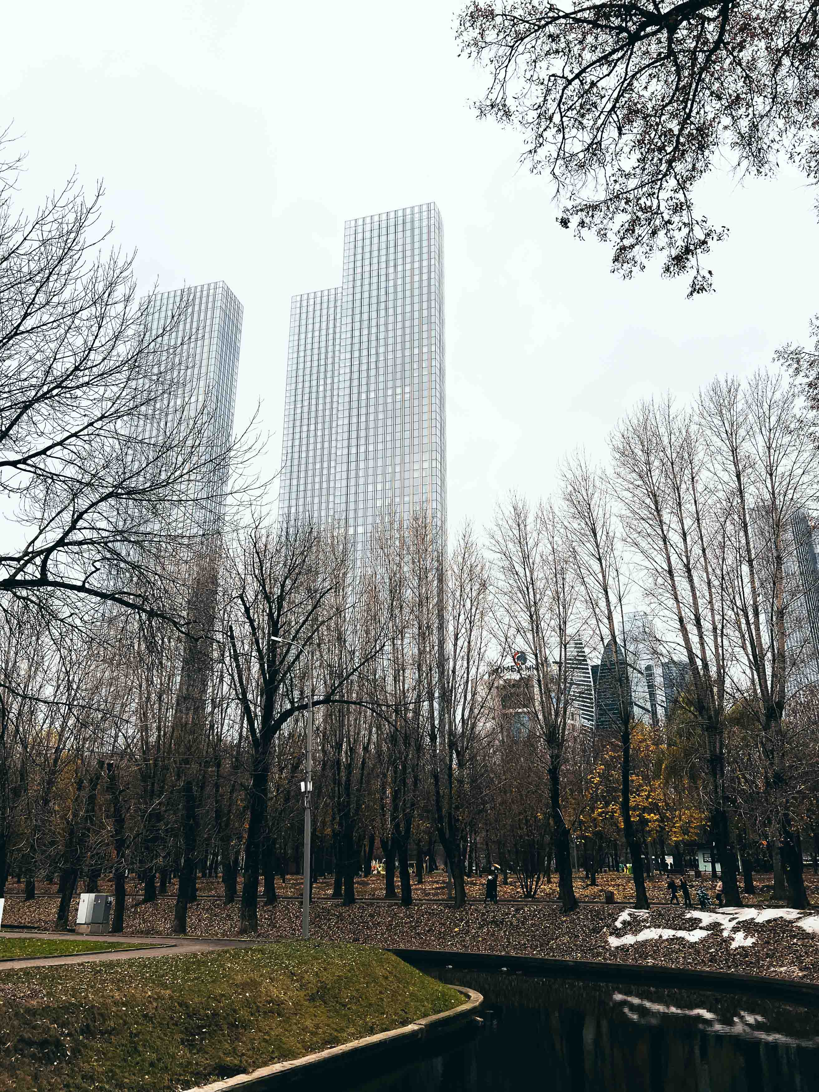 Канал и мостик до благоустройства; авторский снимок ноября 2025 года