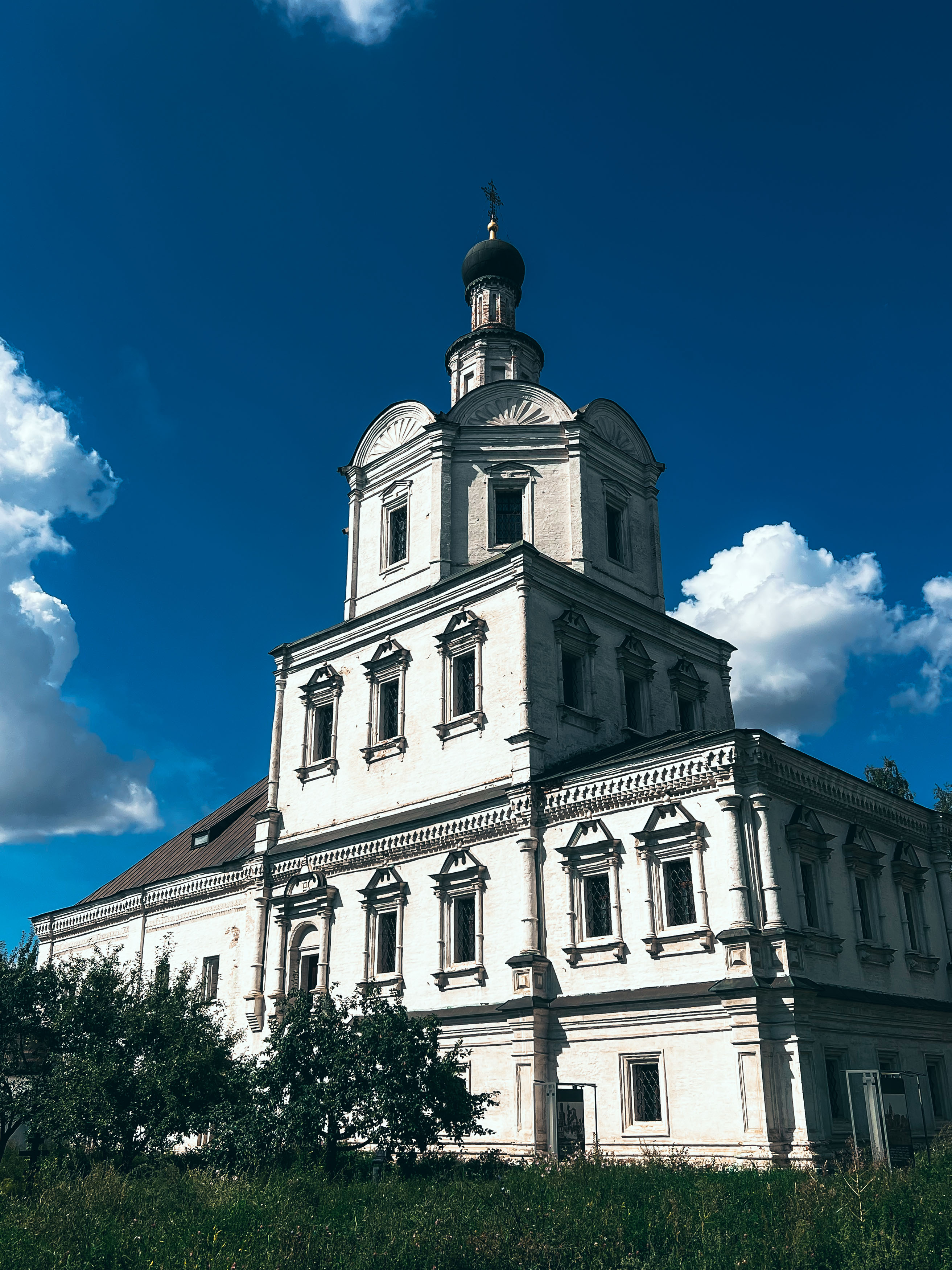 Церковь Архангела Михаила в монастырском ансамбле