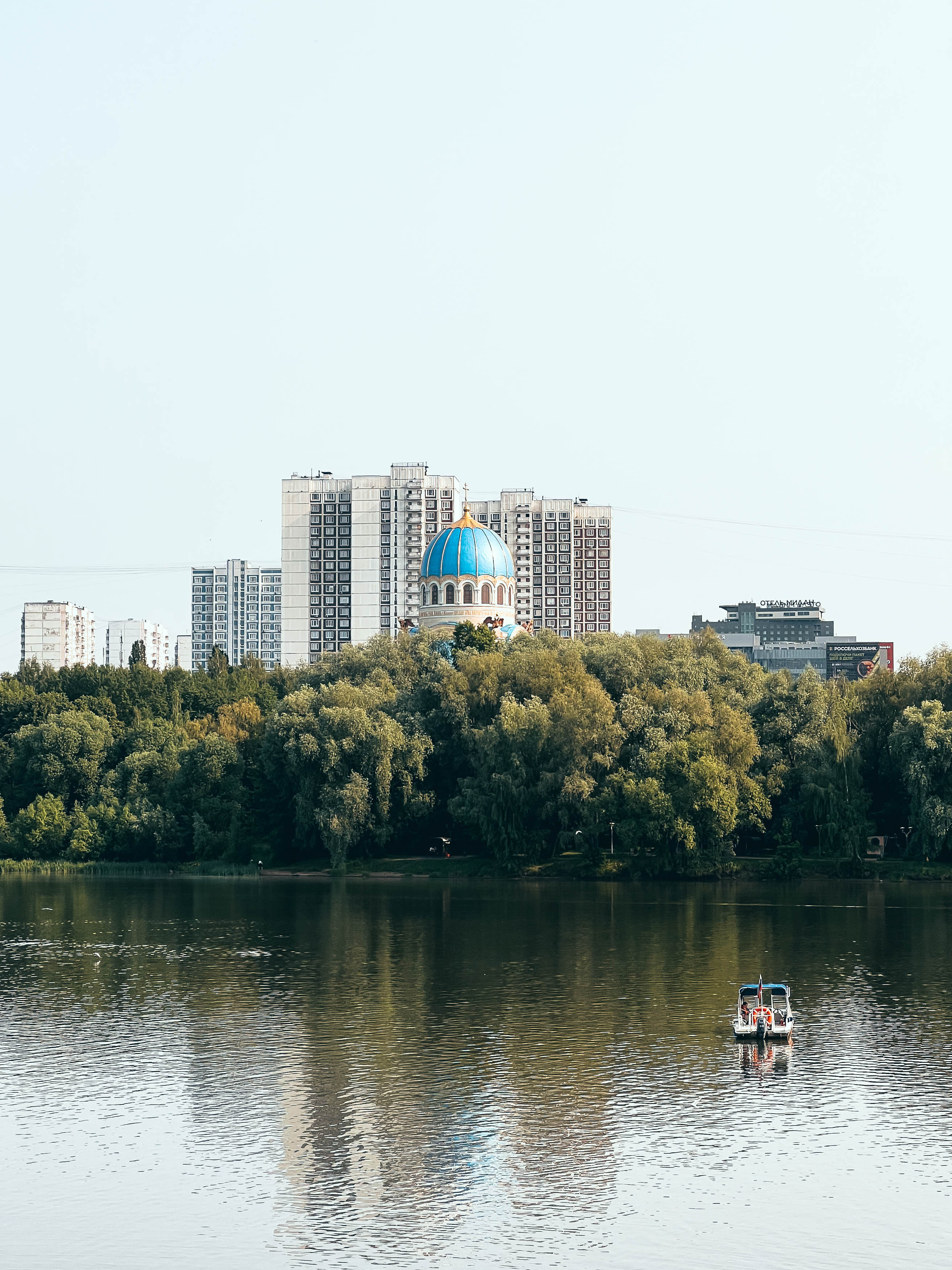 Широкая вода Борисовского пруда и застройка за противоположным берегом