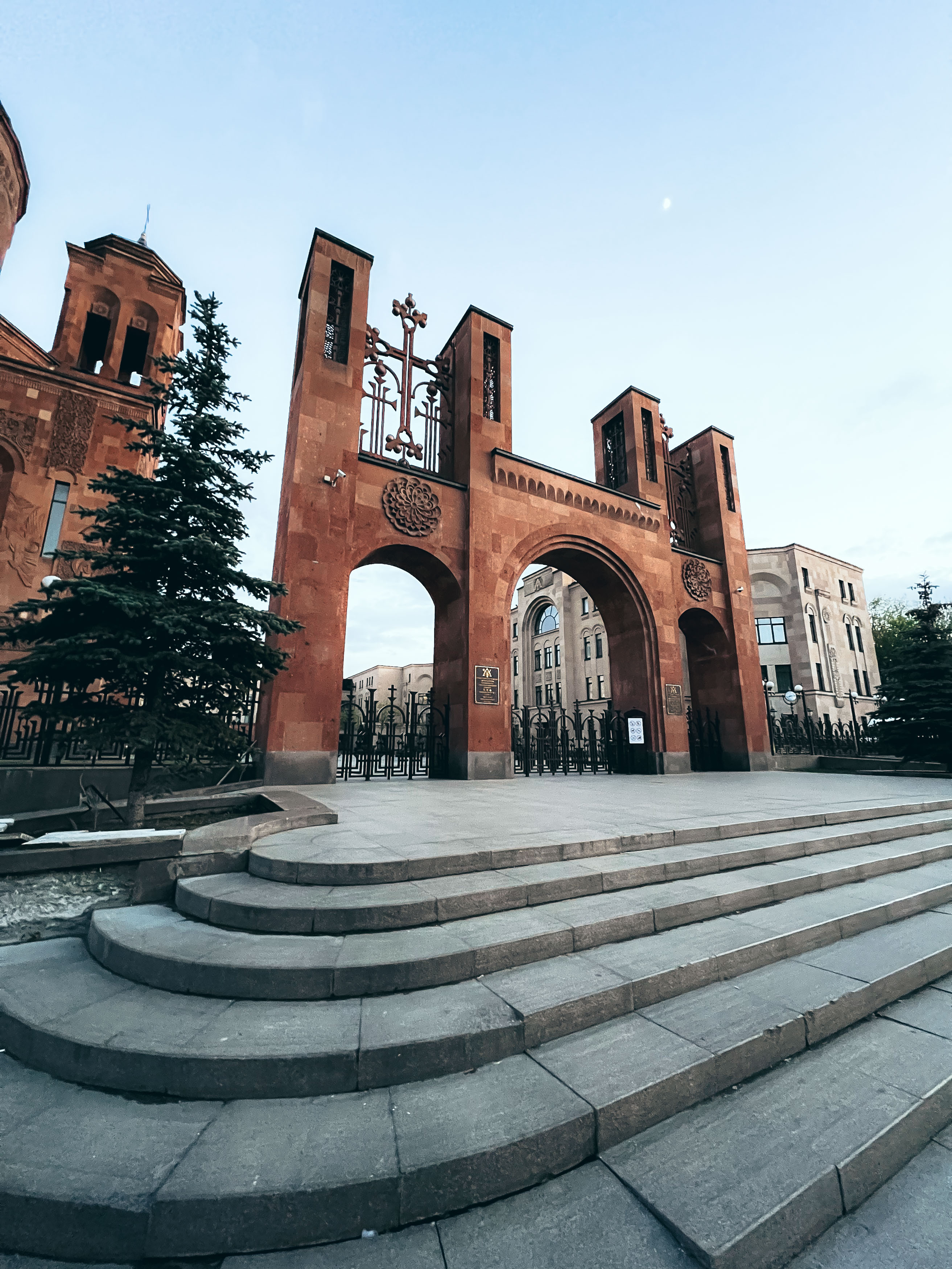 Арочный вход в Армянский храмовый комплекс