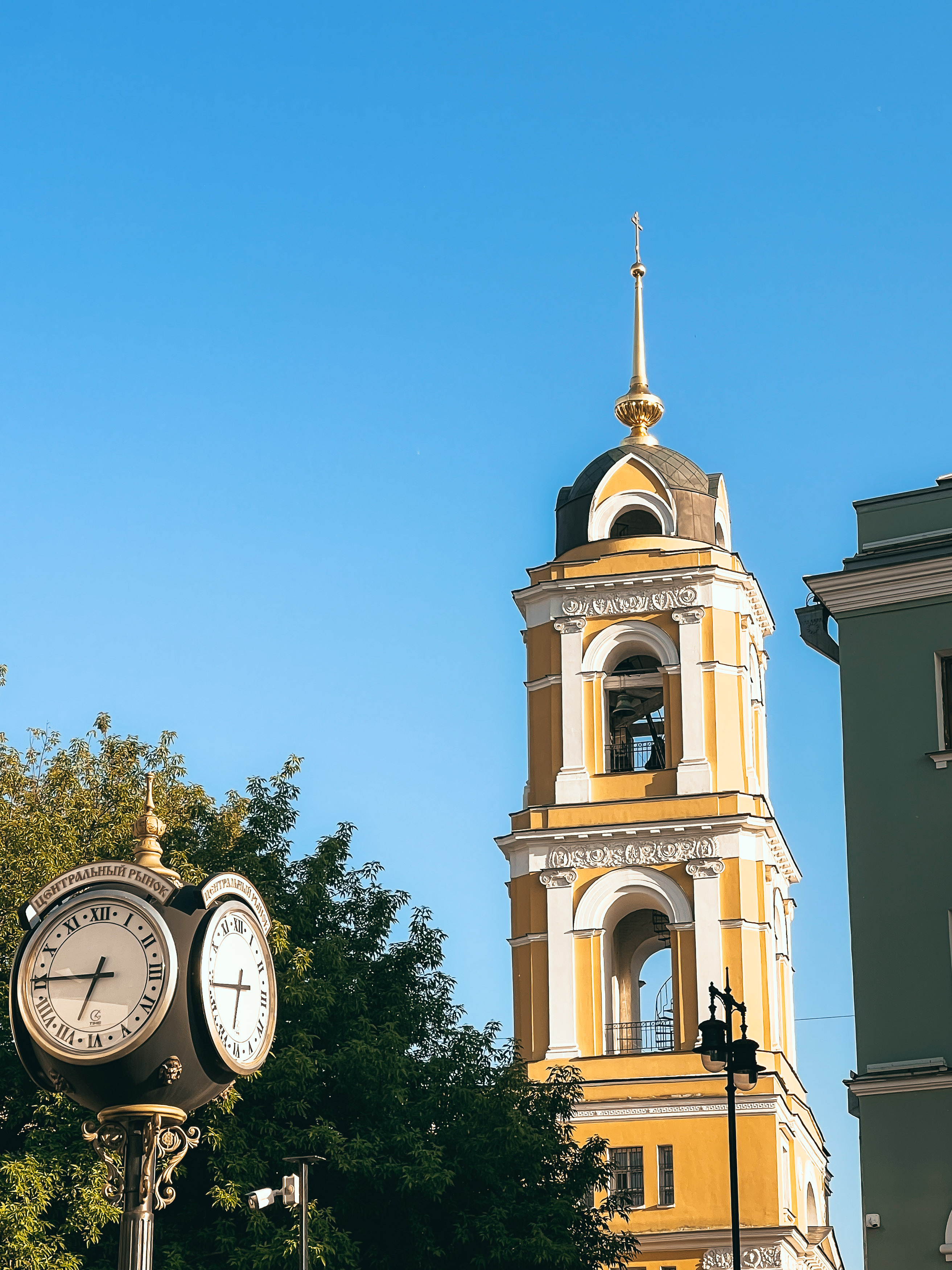 Колокольня Рождественского монастыря в городской перспективе