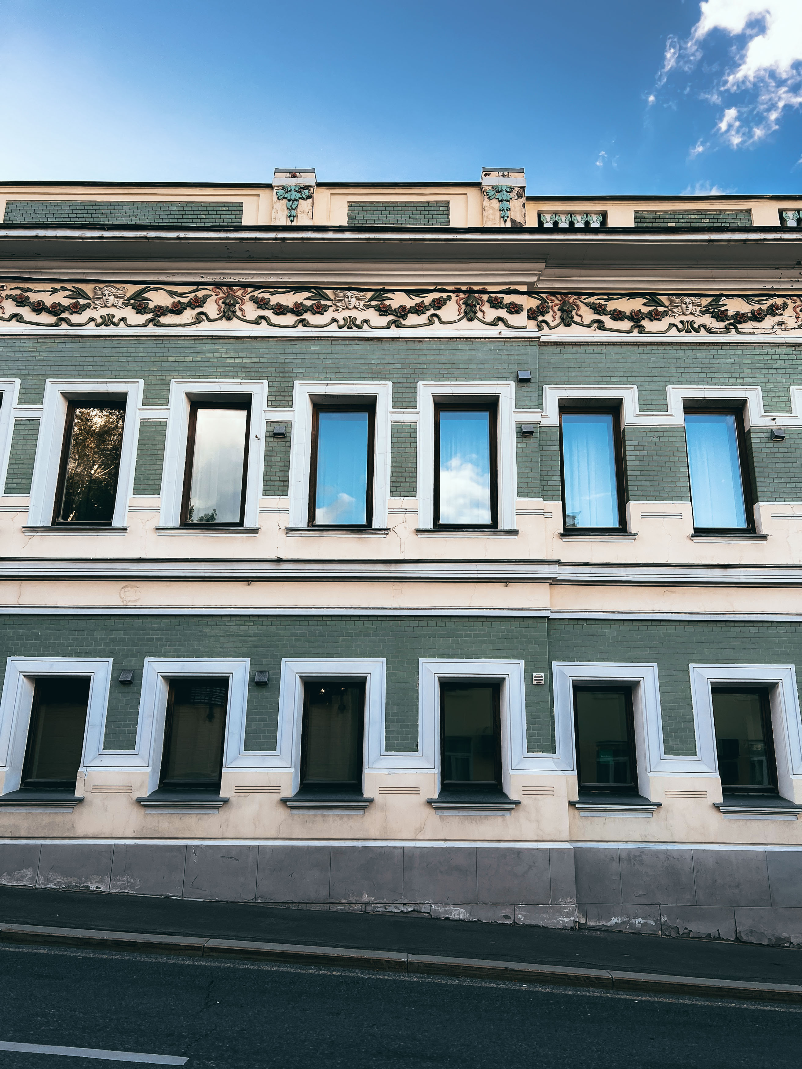 Облицовка, окна и лепной декор дома в Рюмином переулке