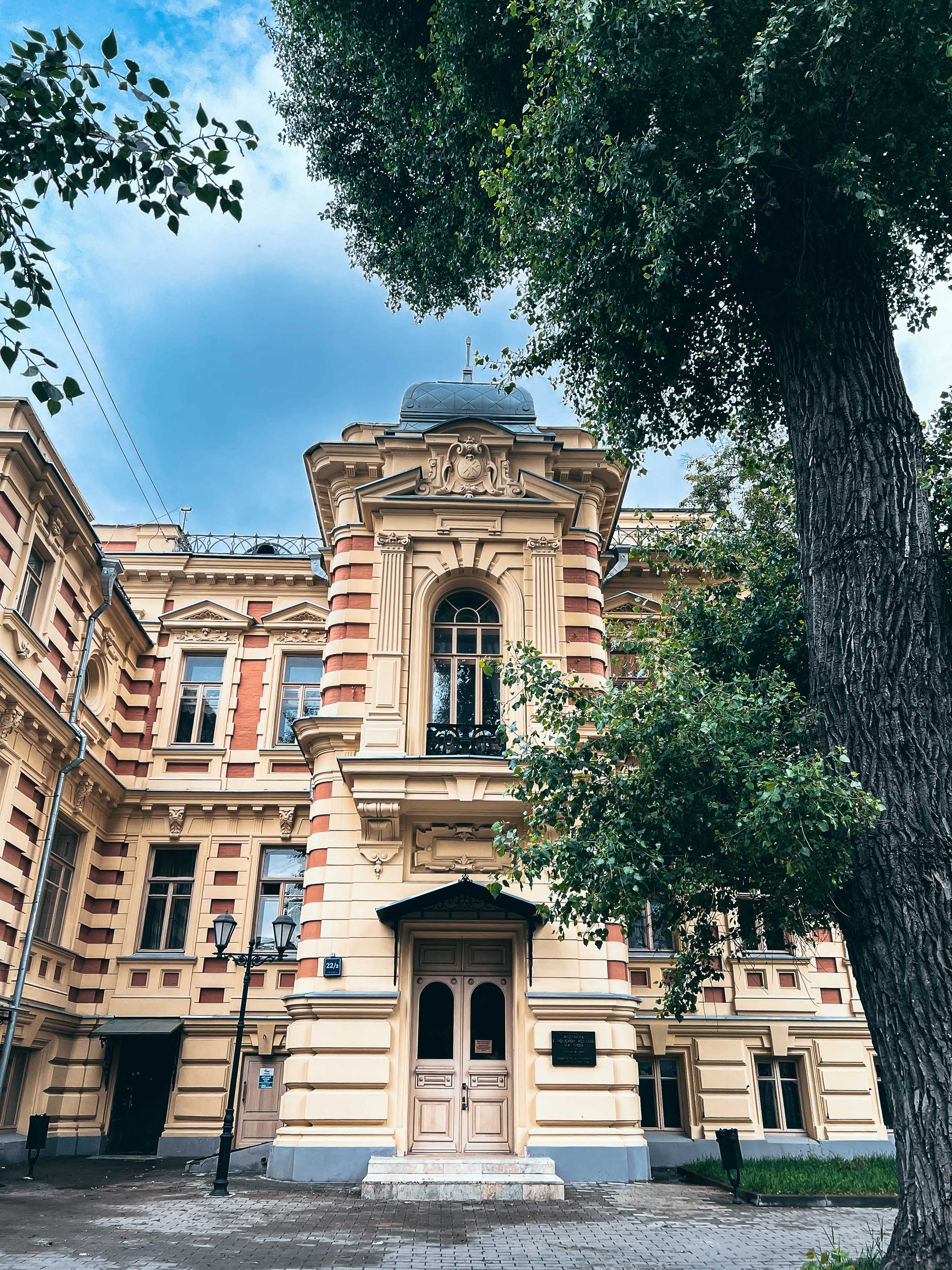 Лепнина, окна и выступающая часть главного дома