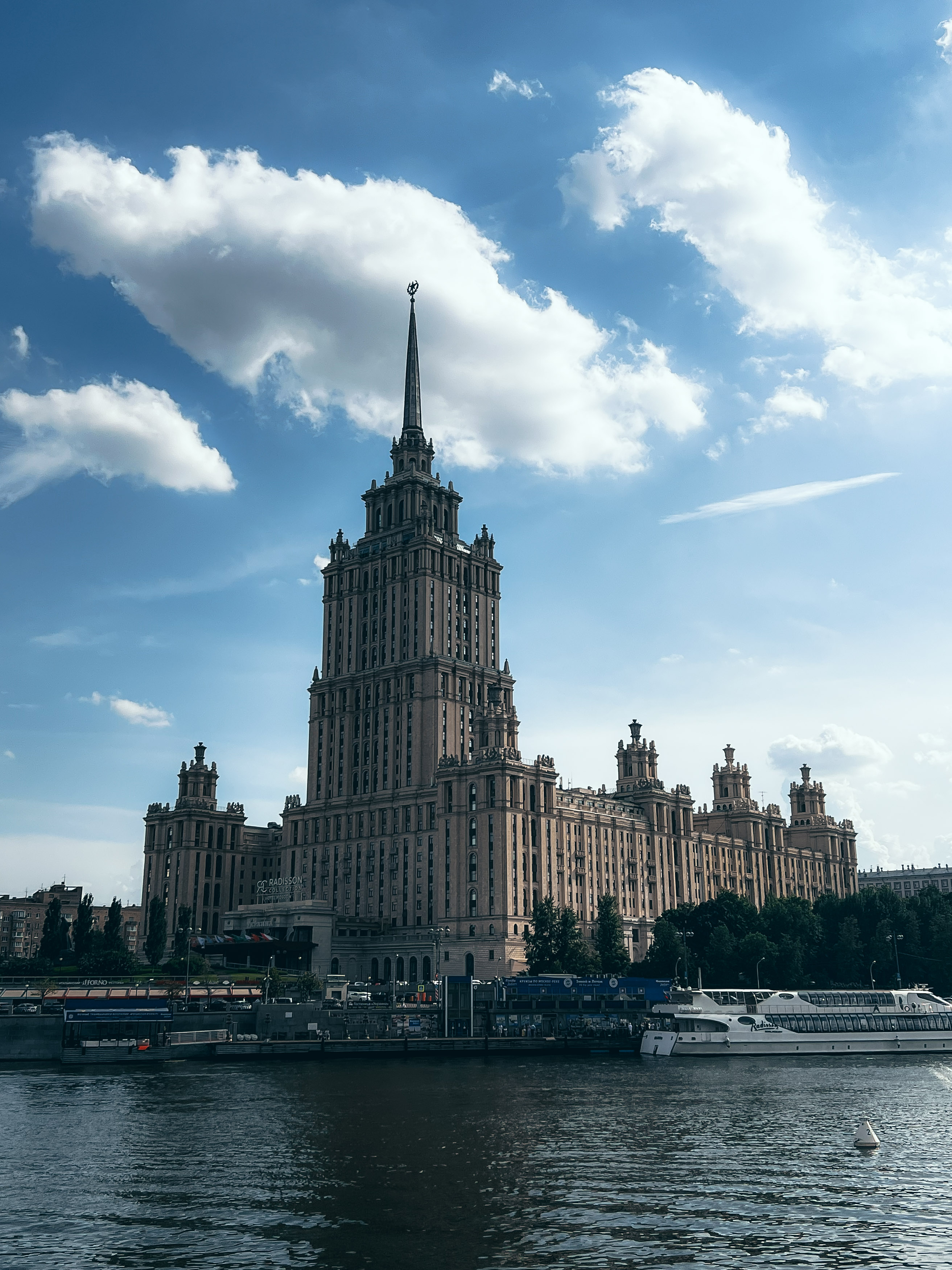 Гостиница «Украина» со стороны Москвы-реки