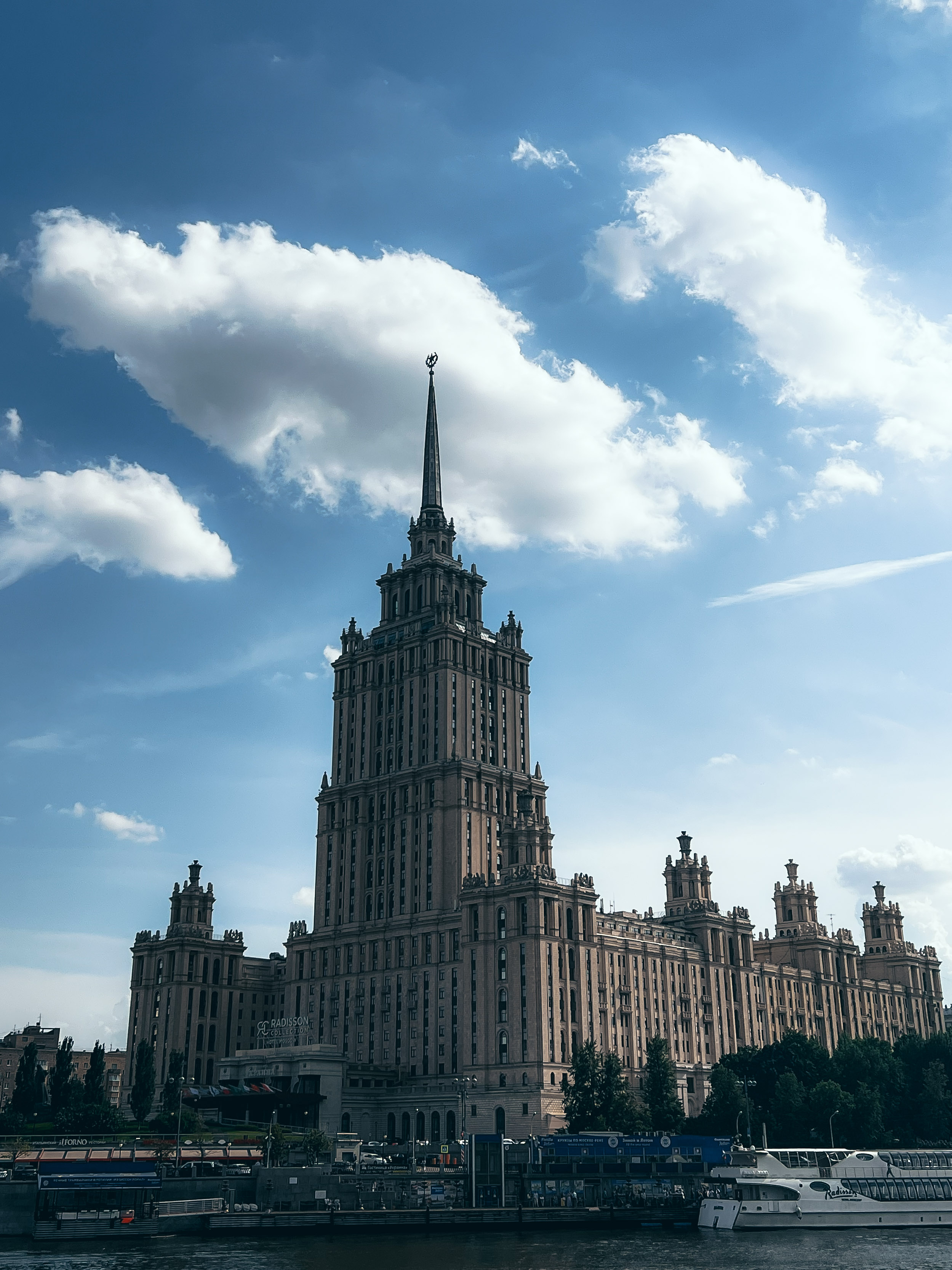 Башня и боковое крыло гостиницы