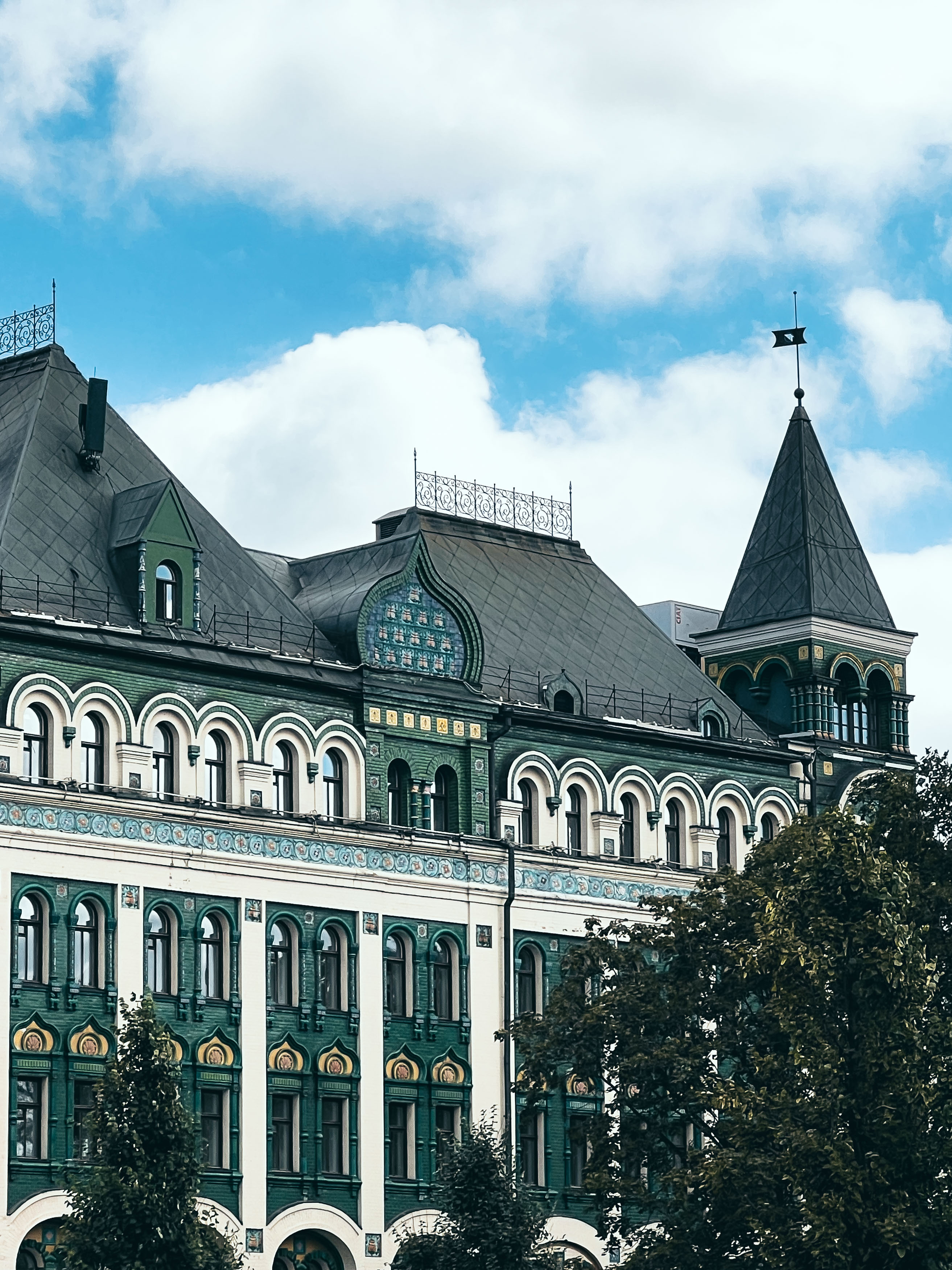 Кровля и угловая башенка дома Миансаровой