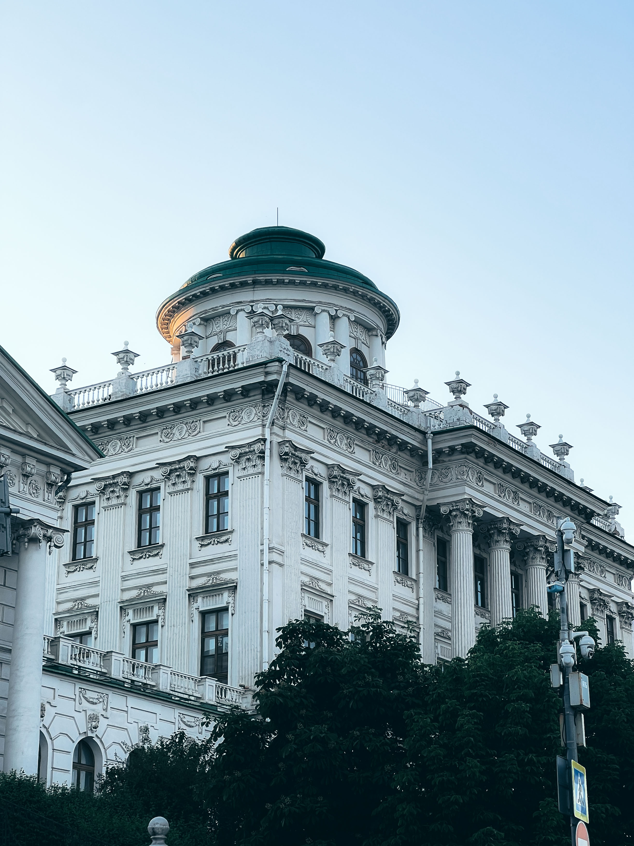 Колонны, балюстрада и круглый бельведер Дома Пашкова