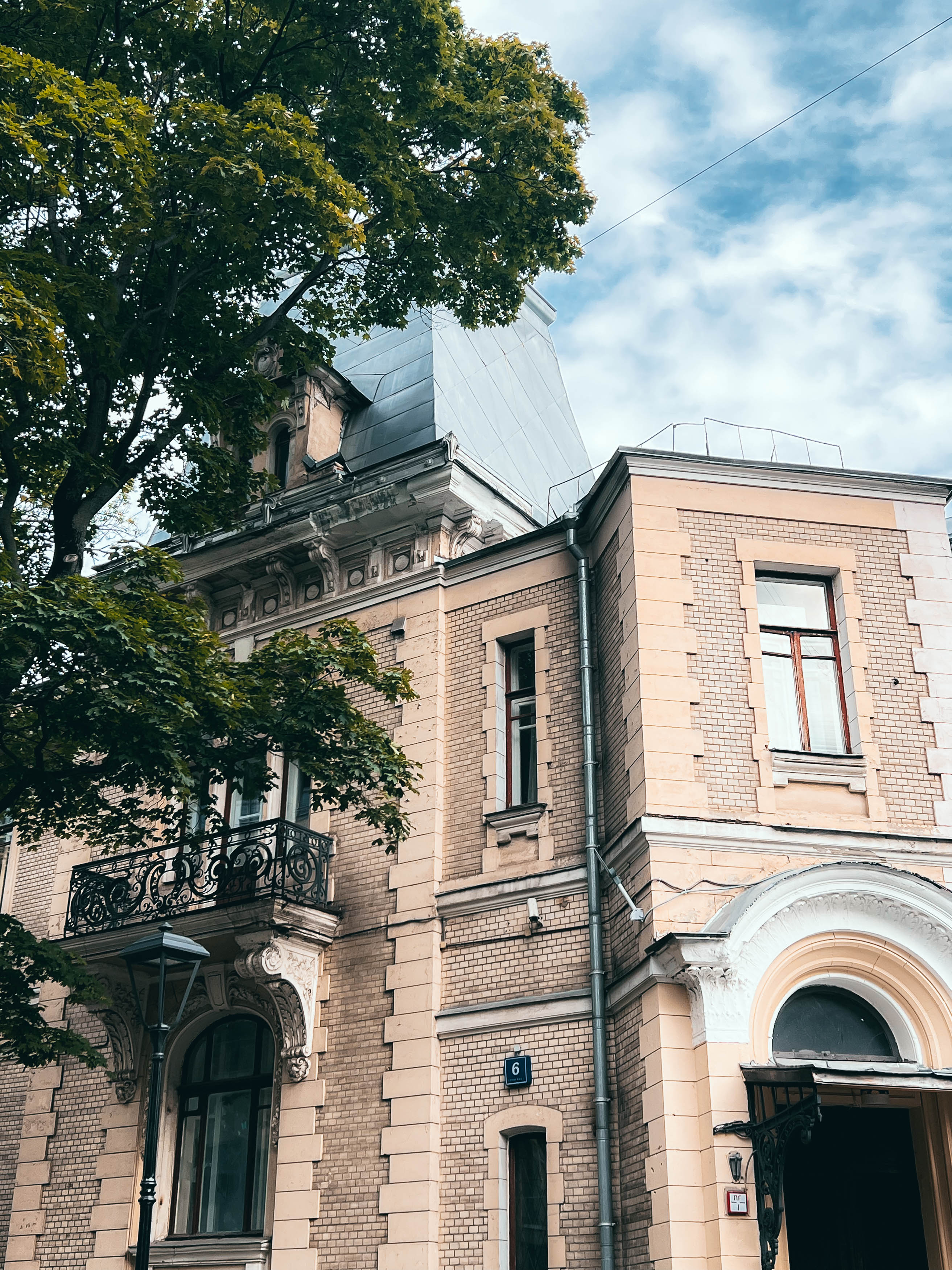 Балкон, высокая кровля и входной участок усадебного комплекса