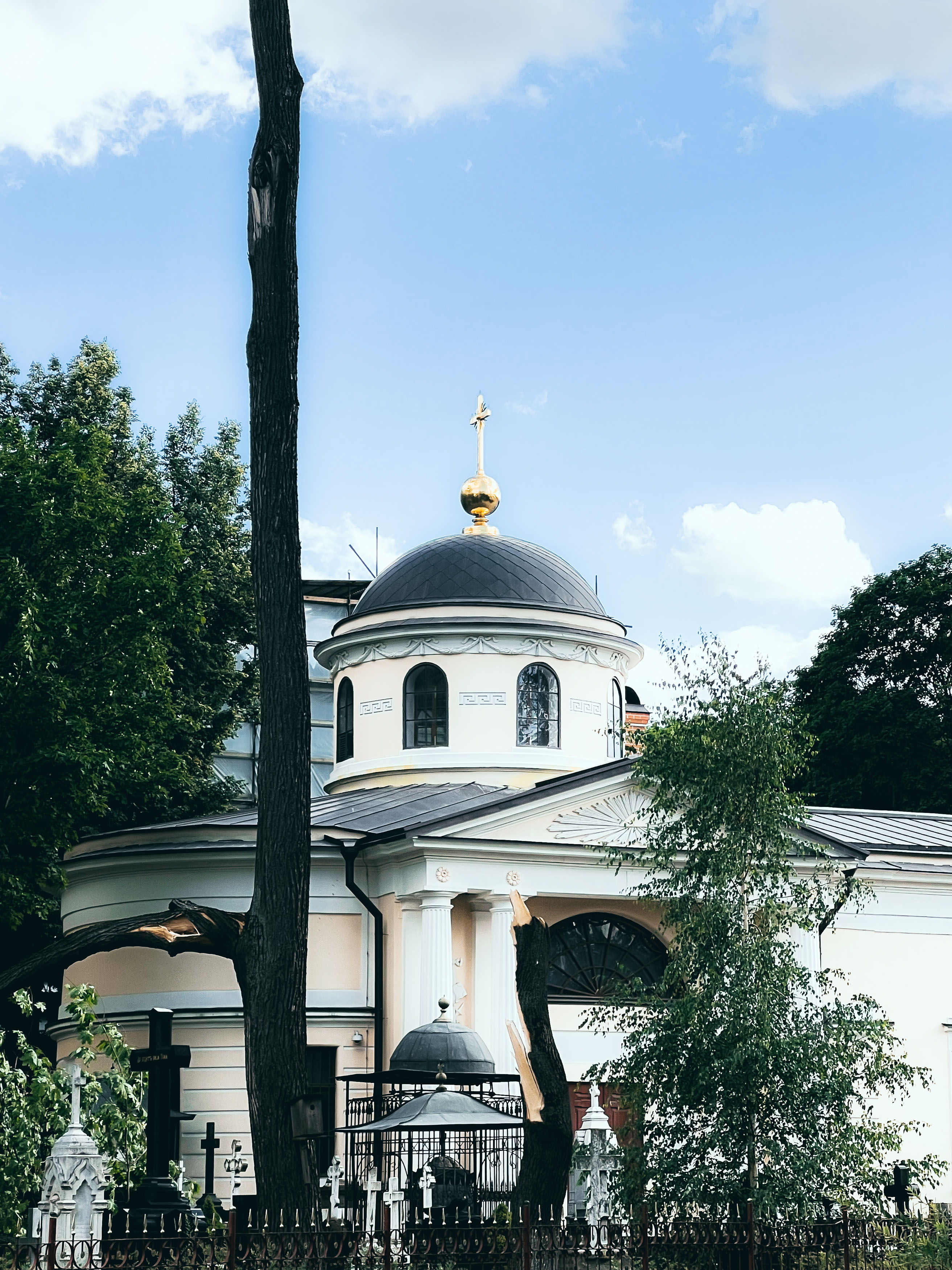 Одна из храмовых построек Донского монастыря