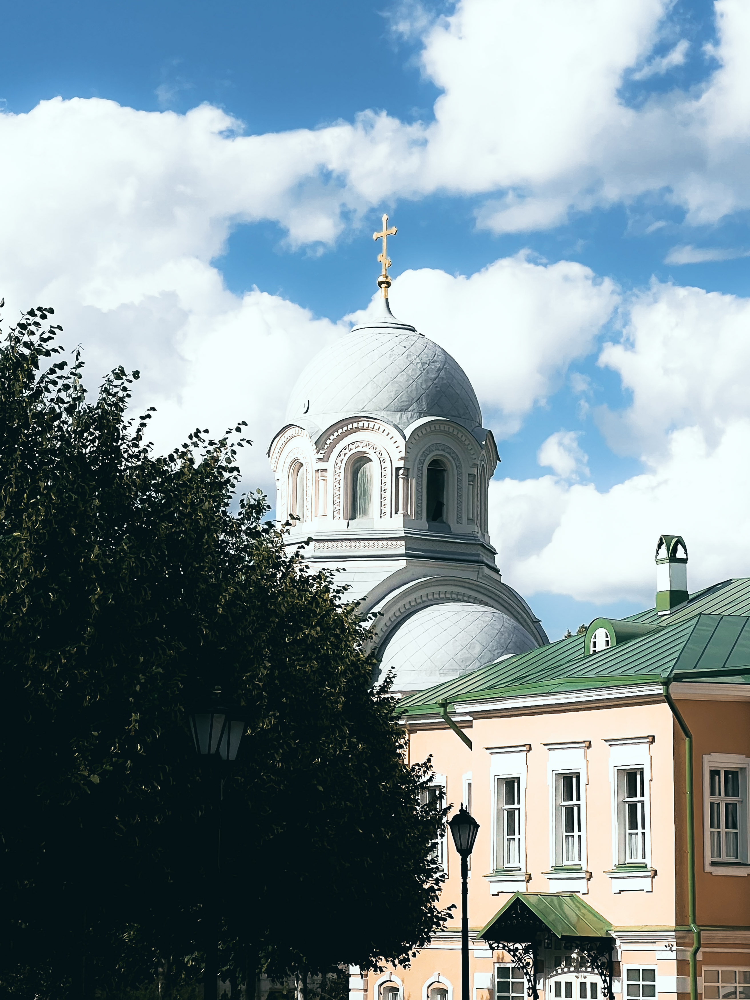 Храмовые здания и зелёная территория Донского монастыря