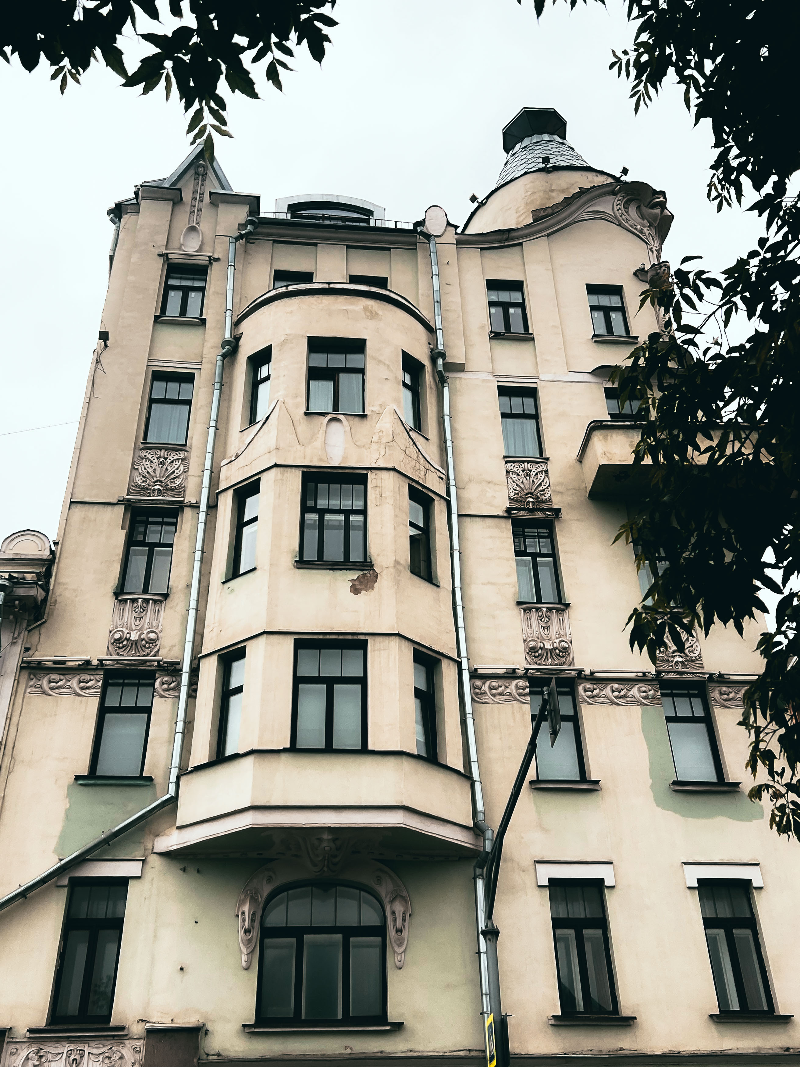 Эркеры и угловая часть Дома под рюмкой