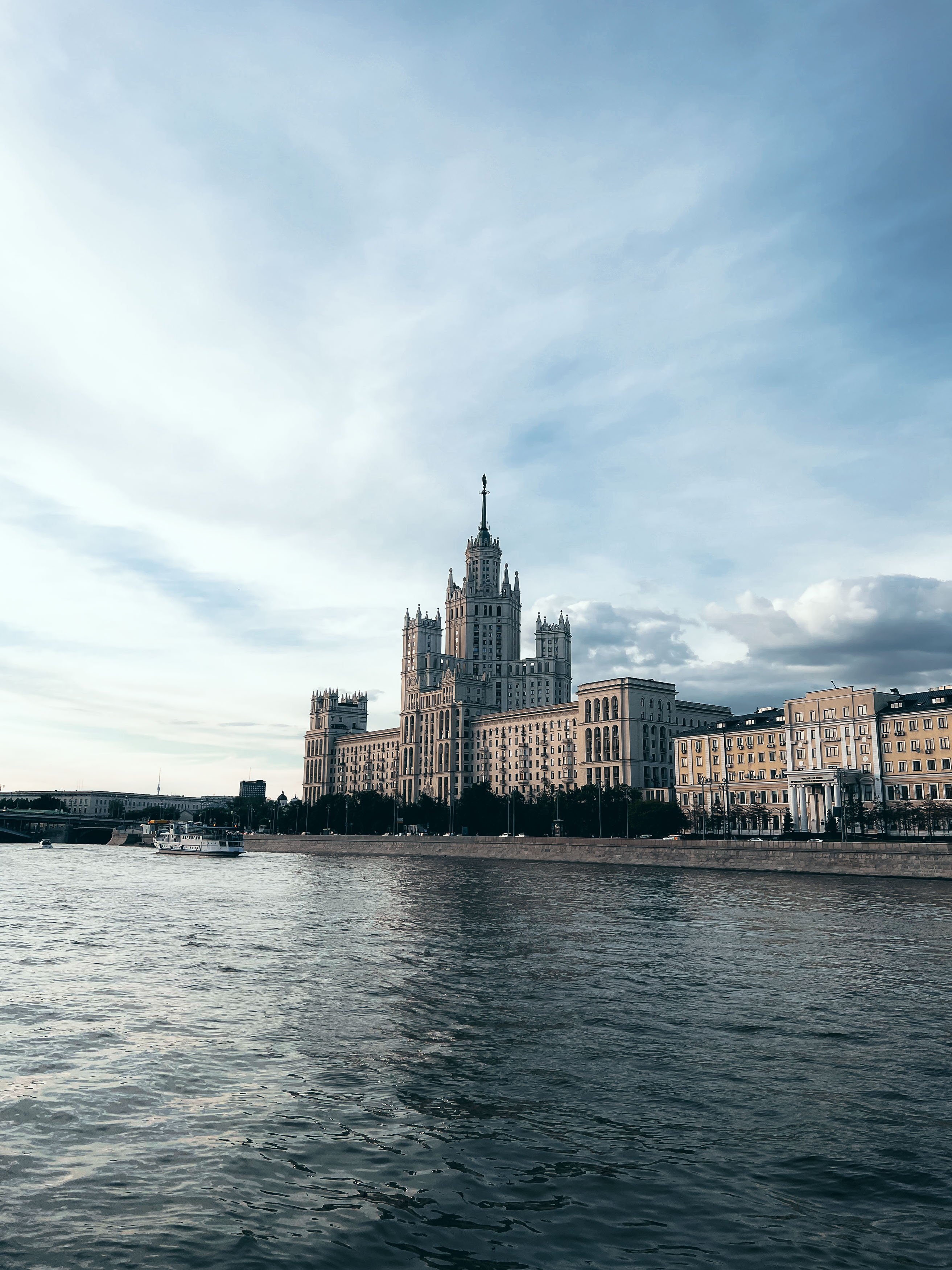 Высотка у слияния Москвы-реки и Яузы