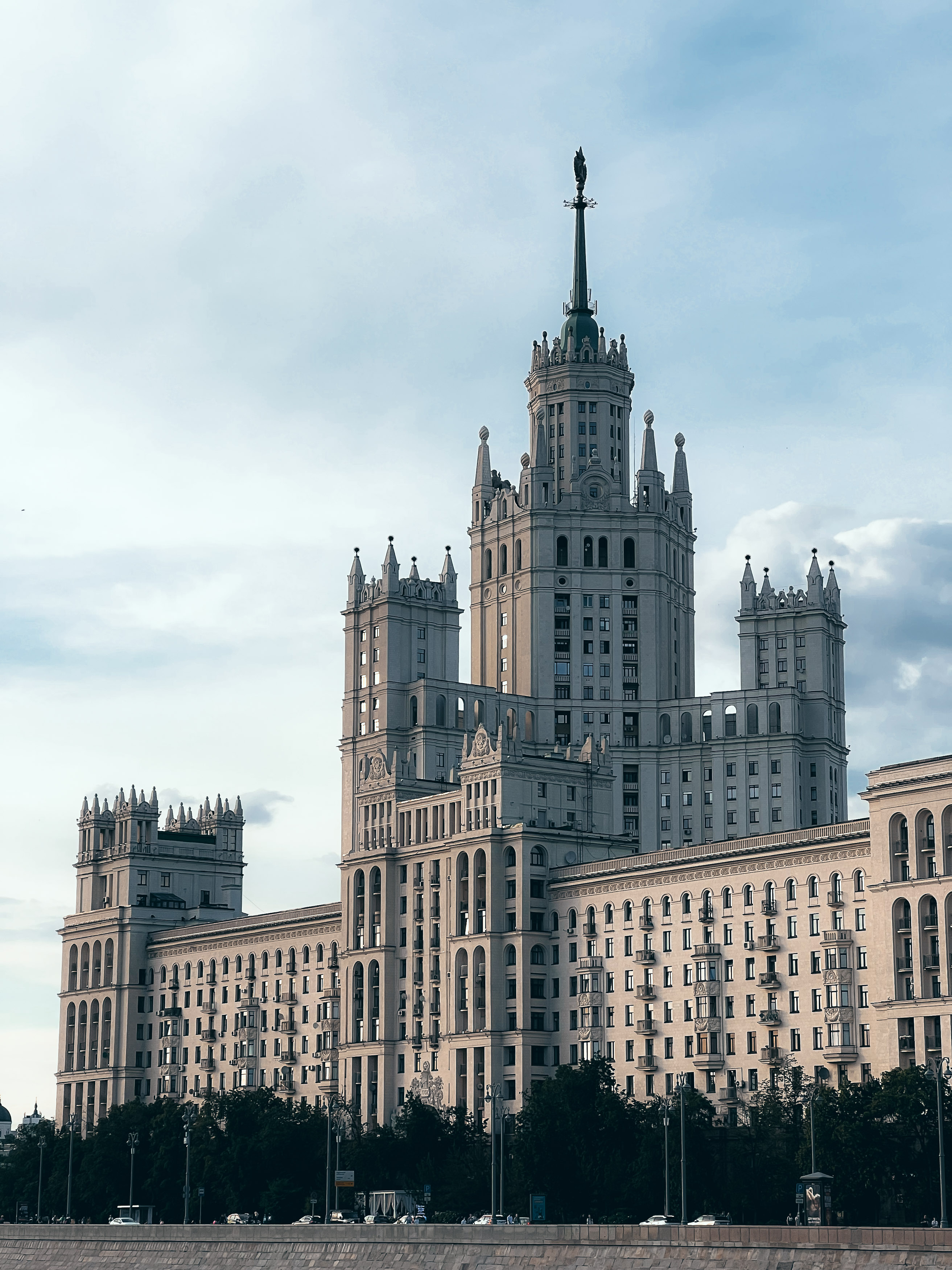 Центральная башня и боковые корпуса высотки