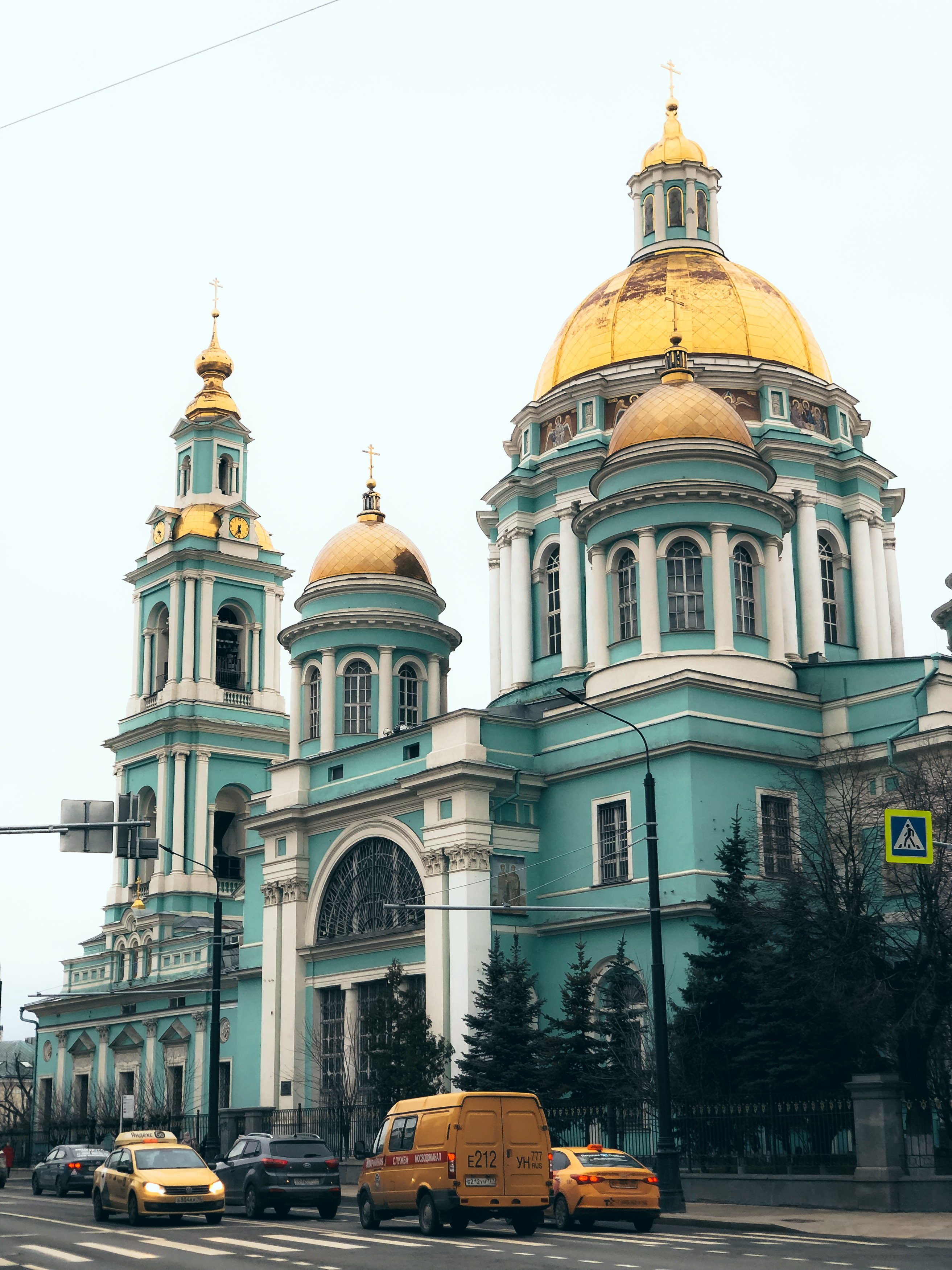 Собор со стороны городской улицы: портик, купола и колокольня