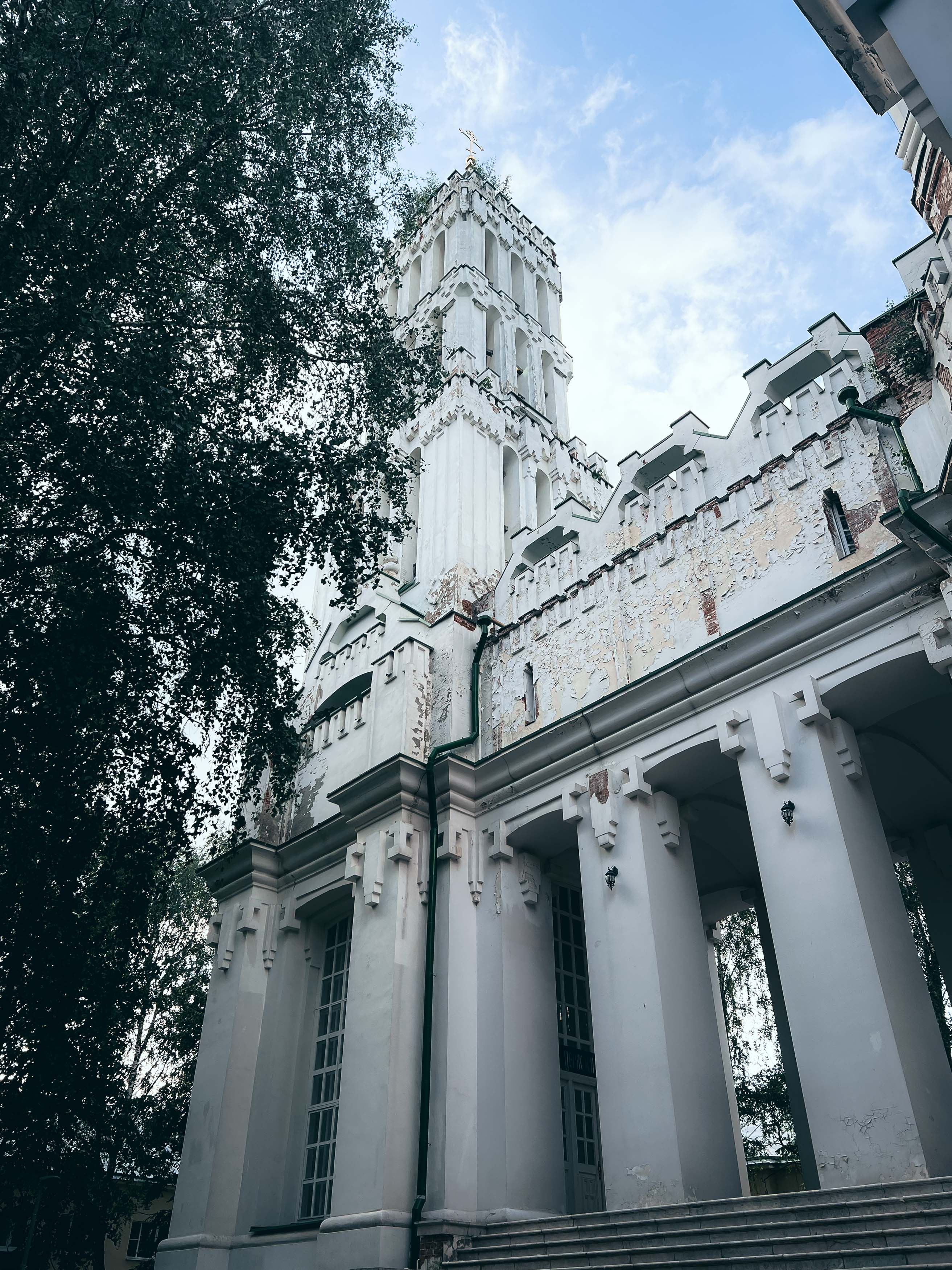 Белые фасады исторического храма в Филимонках