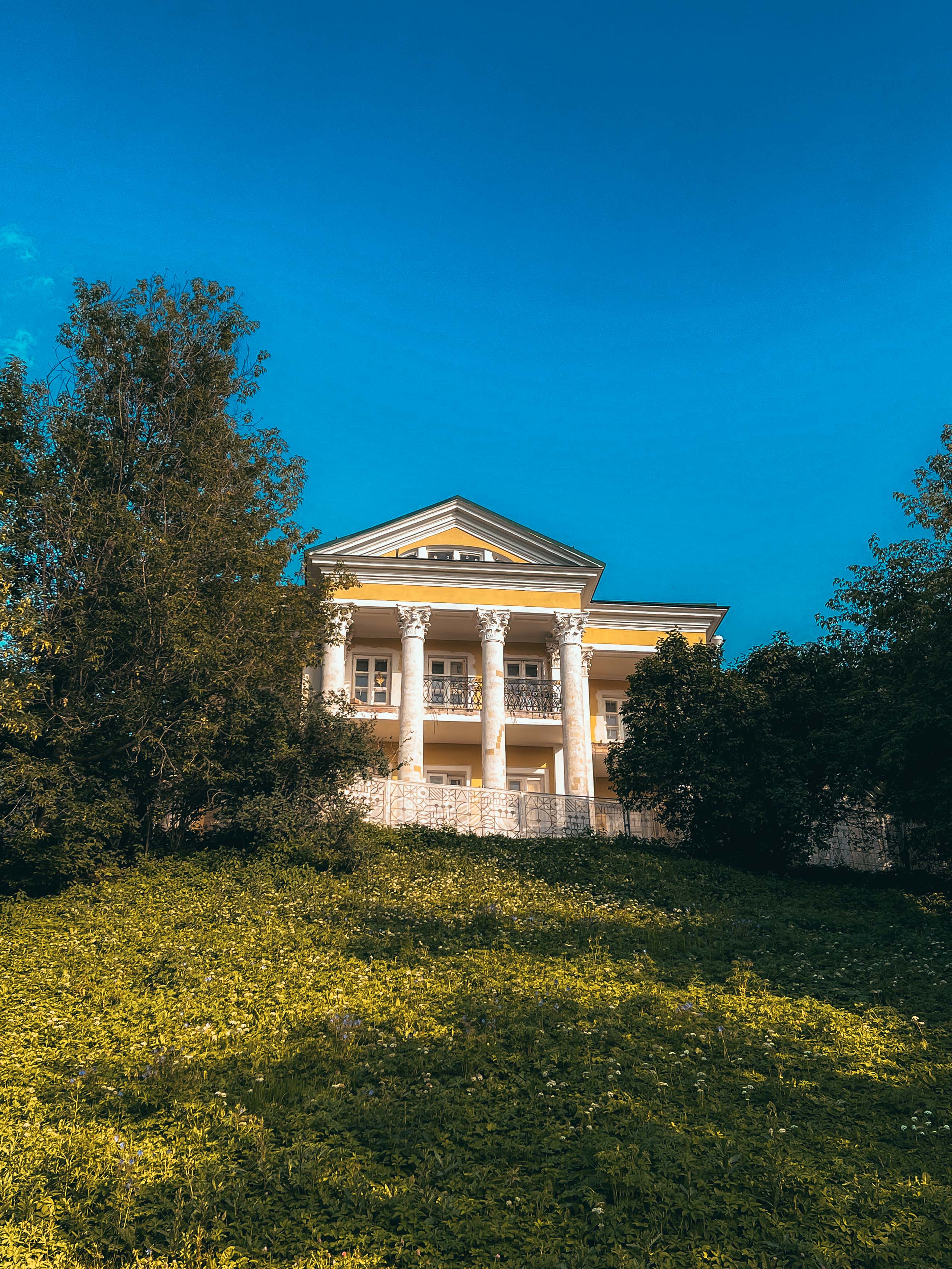 Летний домик среди деревьев Нескучного сада