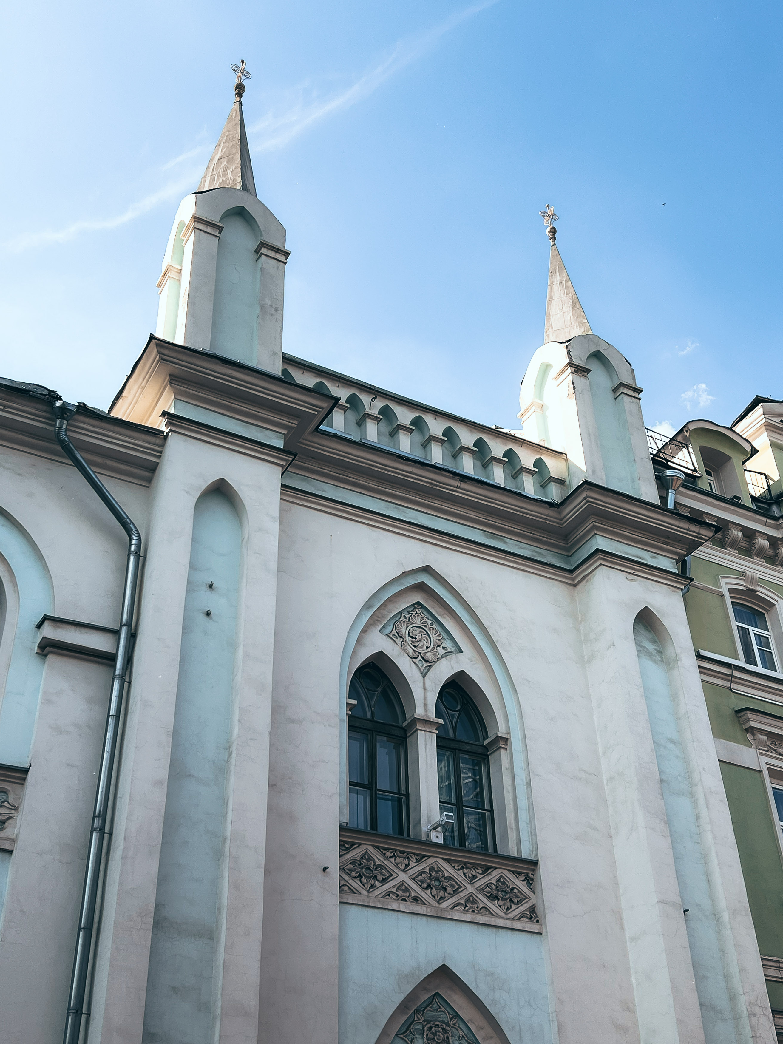 Стрельчатые окна и башенки уличного корпуса