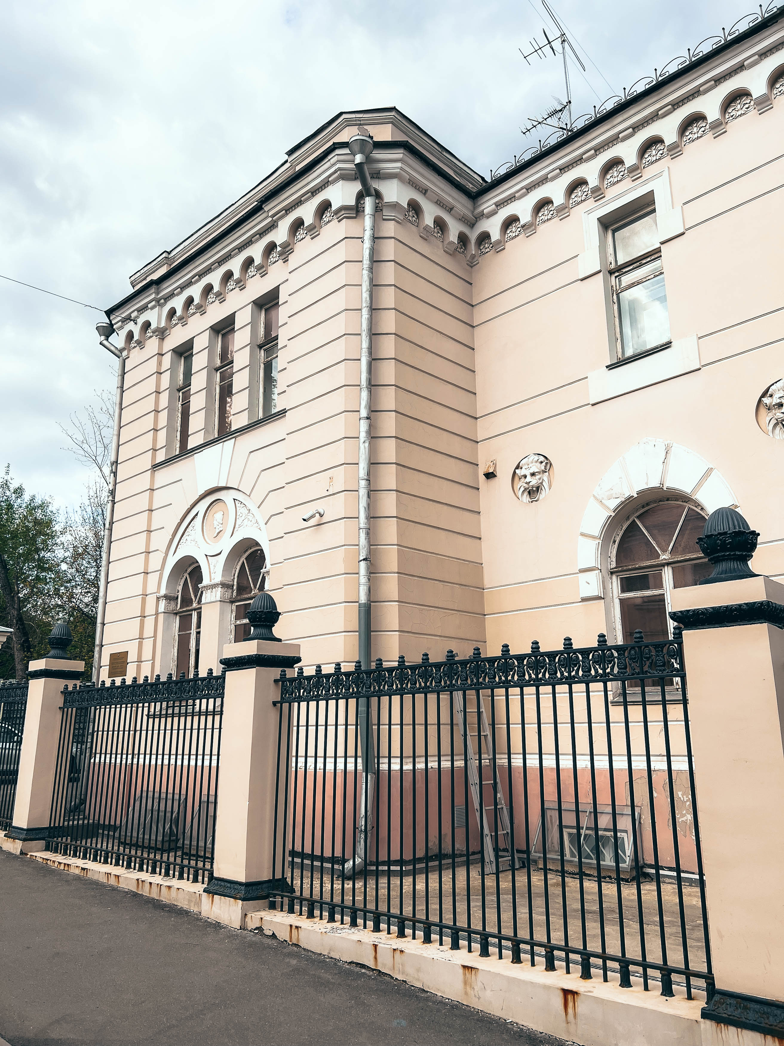 Ограда и выступающий объём дома в Колпачном переулке