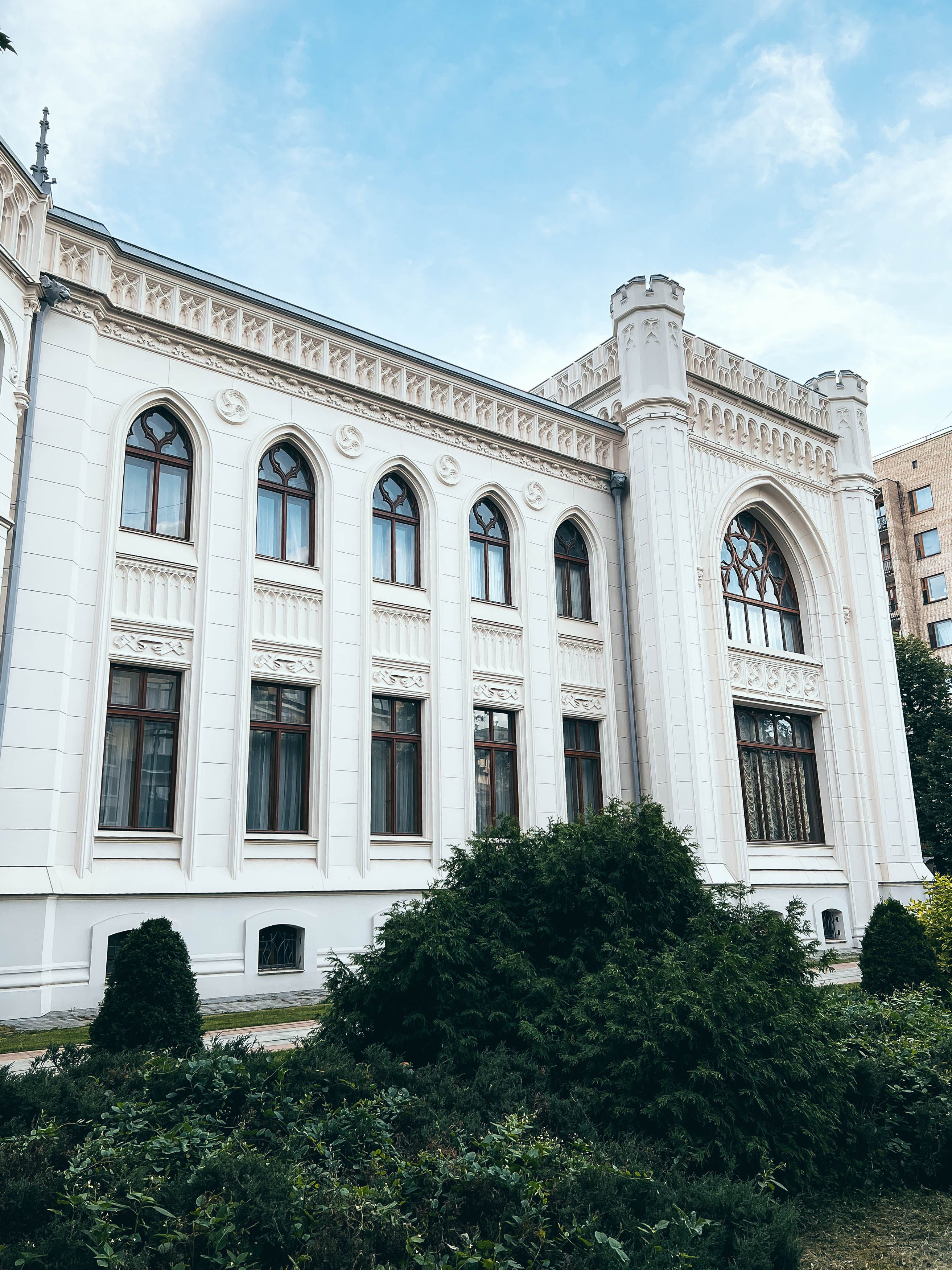 Стрельчатые окна и входная часть особняка