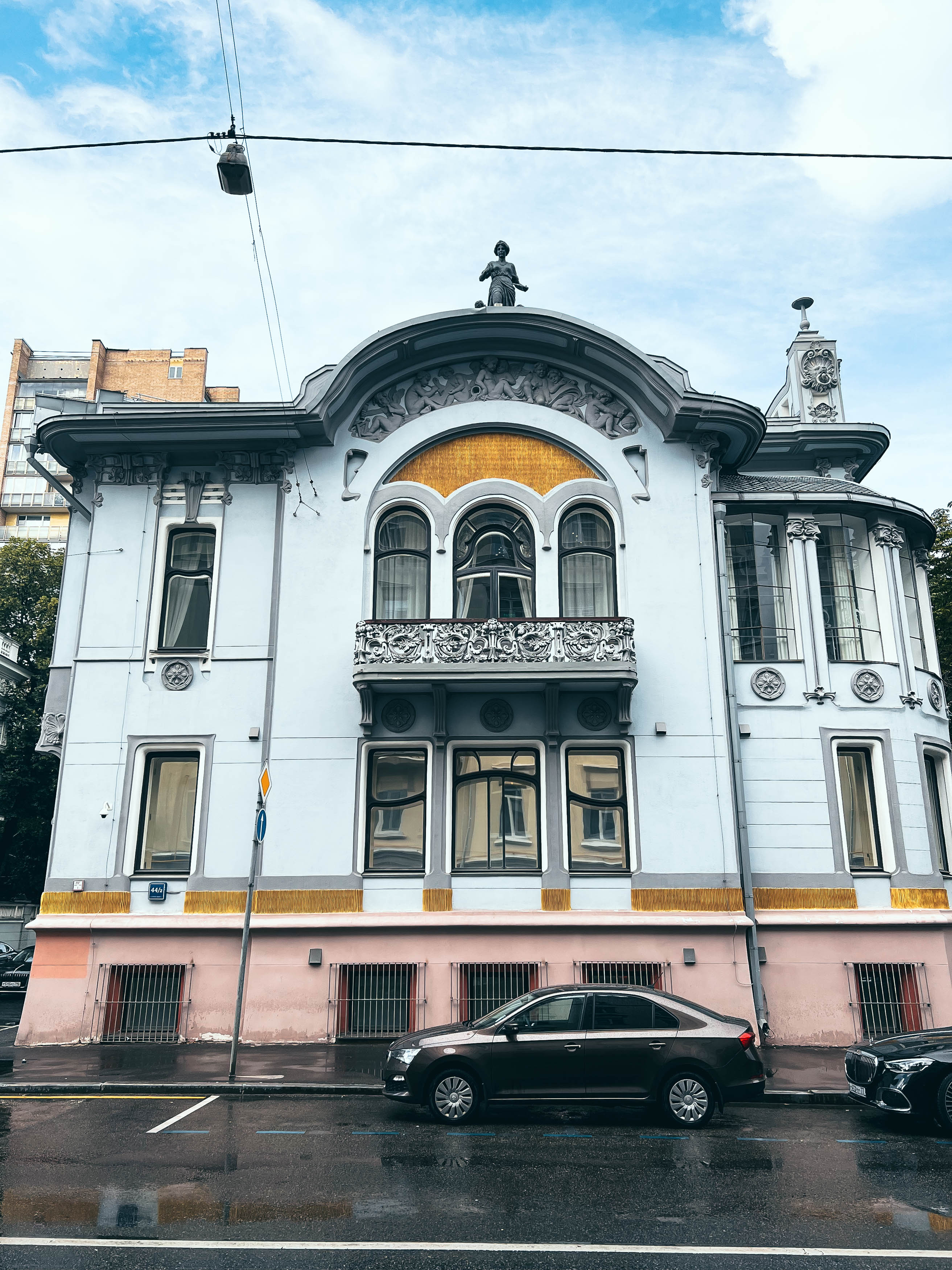 Крупное окно и декоративное завершение особняка на Поварской