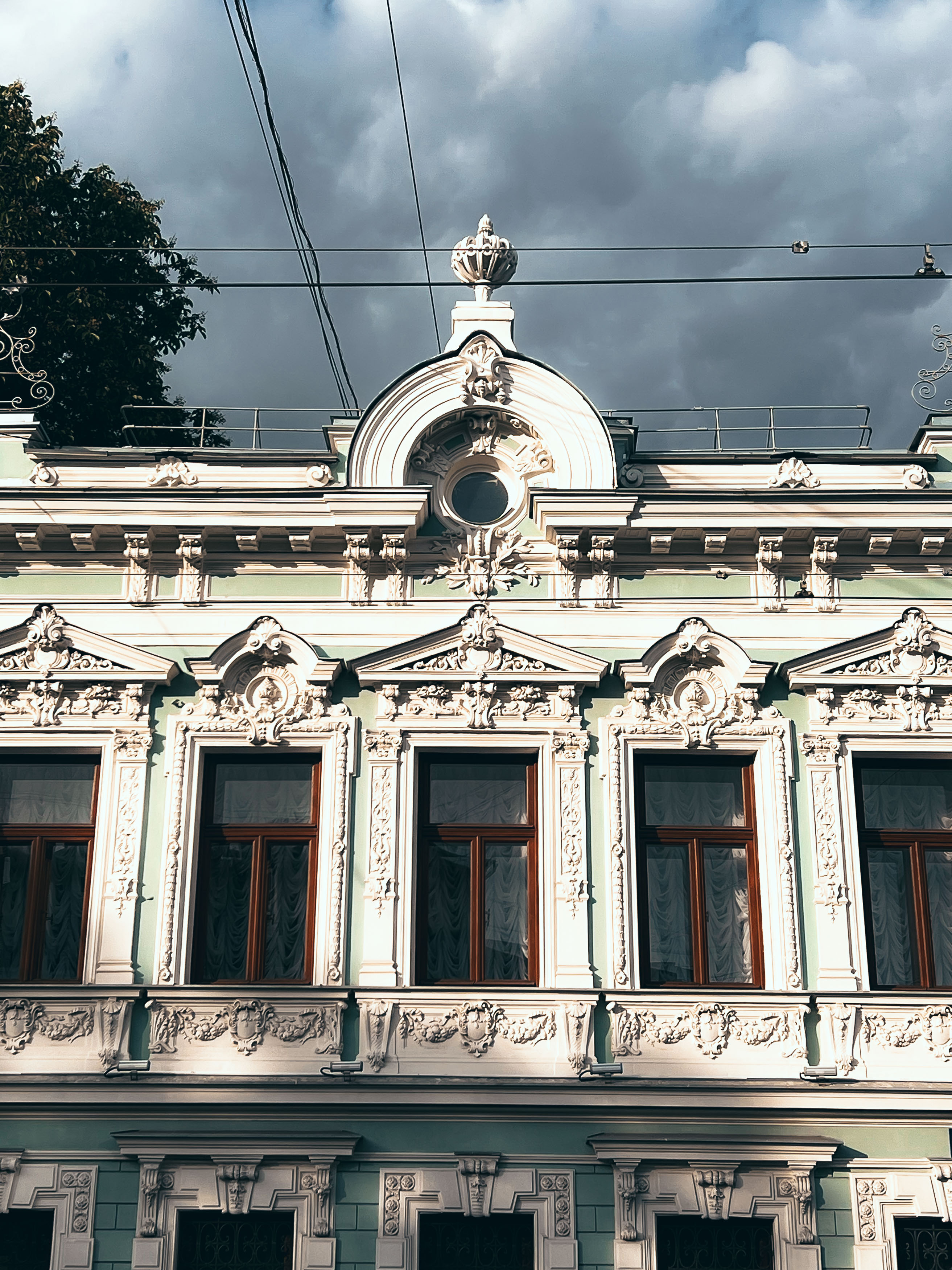 Монограмма и лепные украшения центральной части фасада