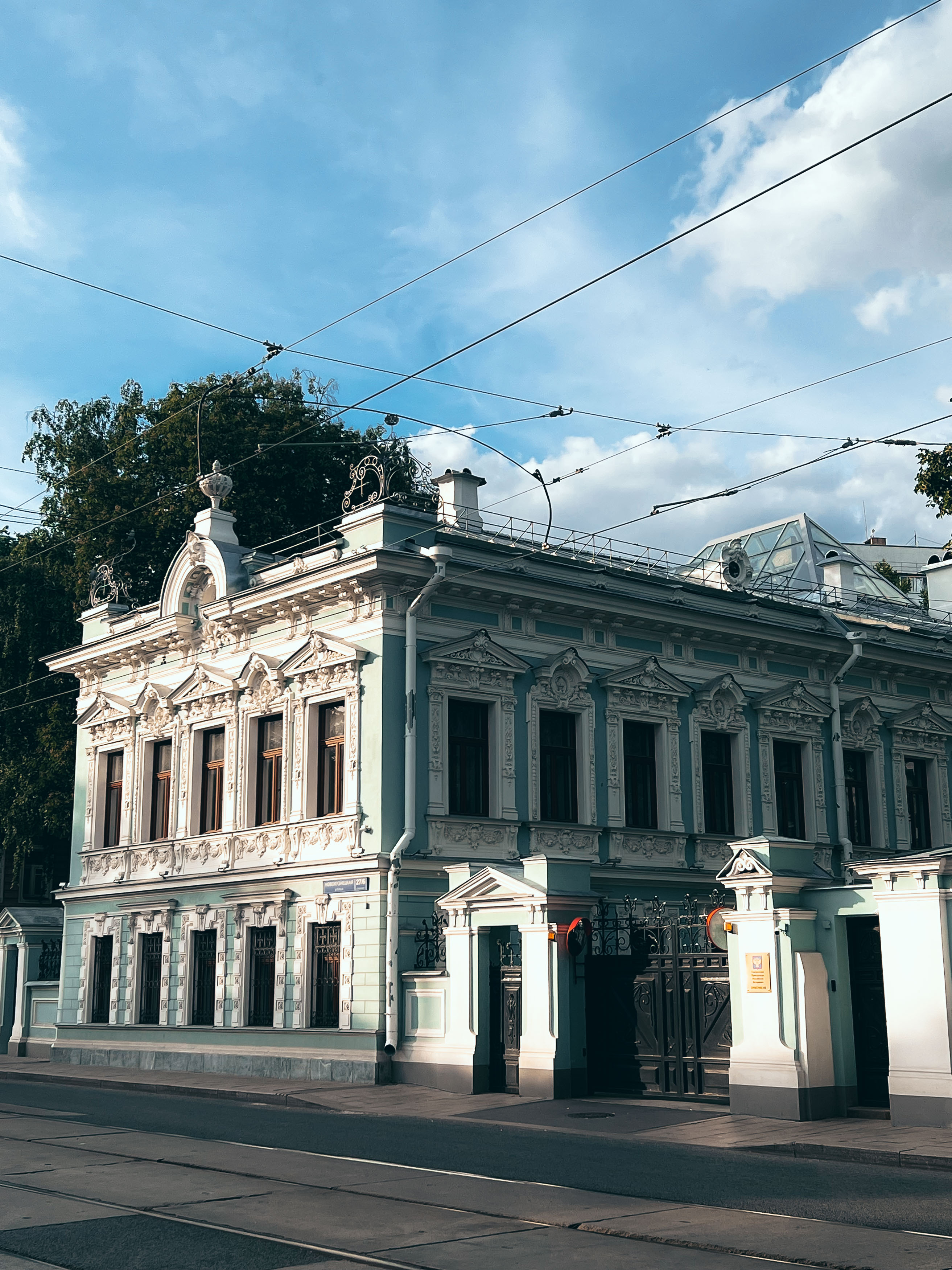 Угловой вид особняка с Новокузнецкой улицы