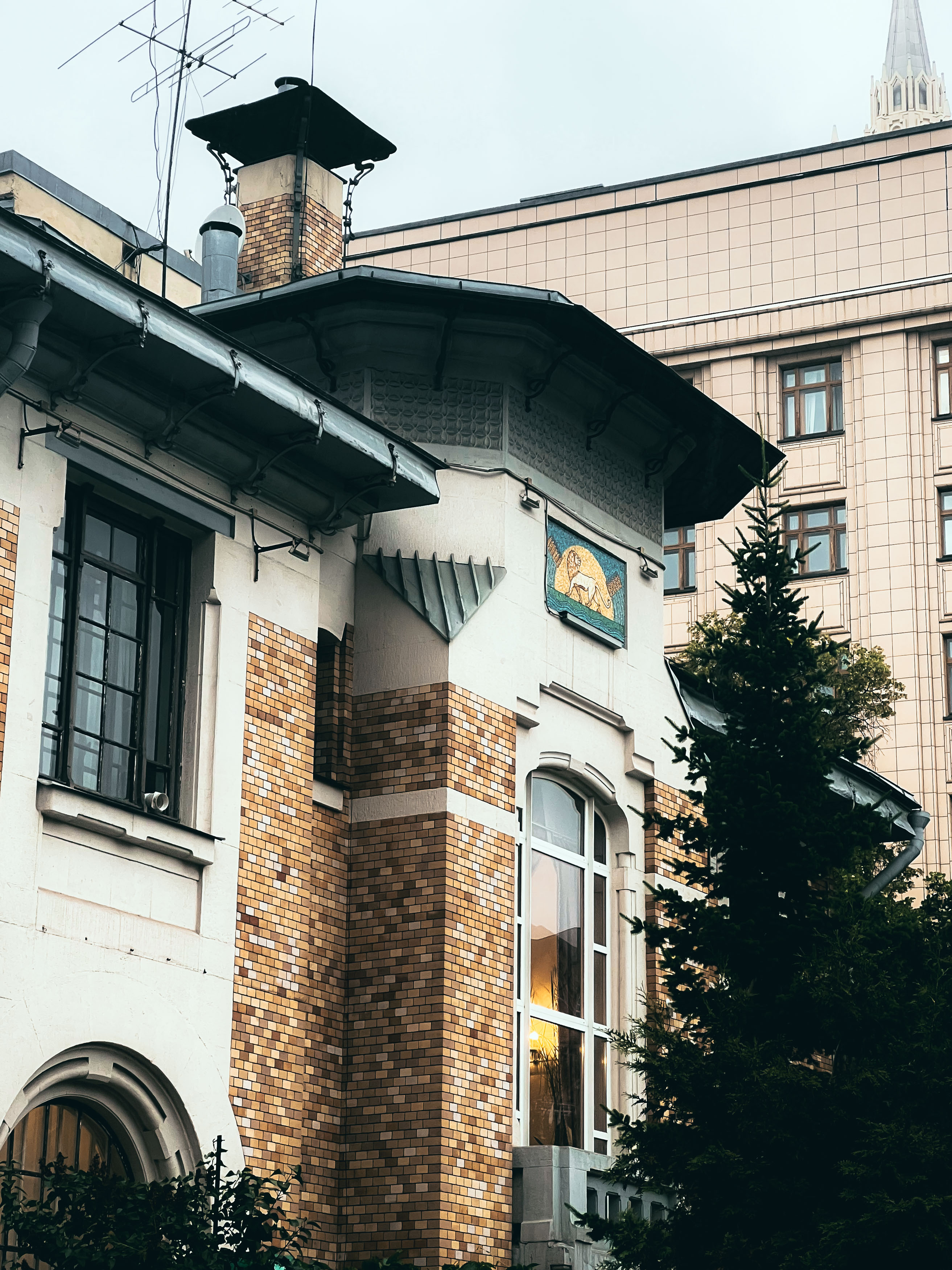 Кирпичная отделка и детали фасада особняка Листа